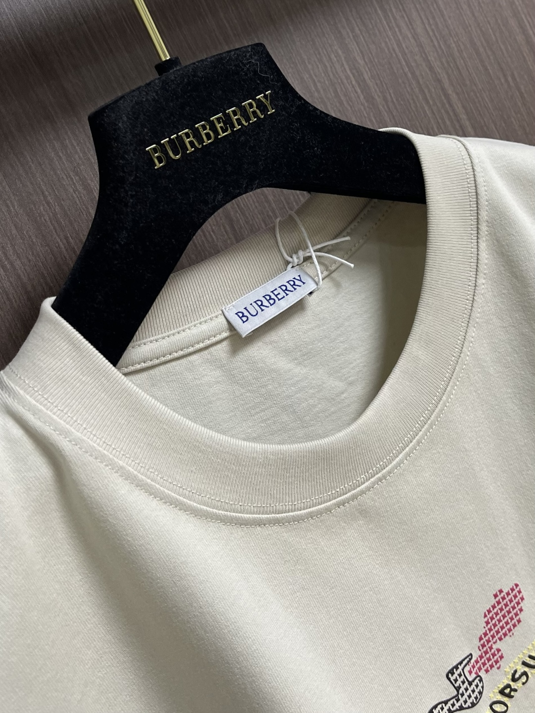 Burberry 2026SS早春新款战马印花圆领短袖T恤，客供高支弹力面料，平整匀称的针轻薄清爽，柔软