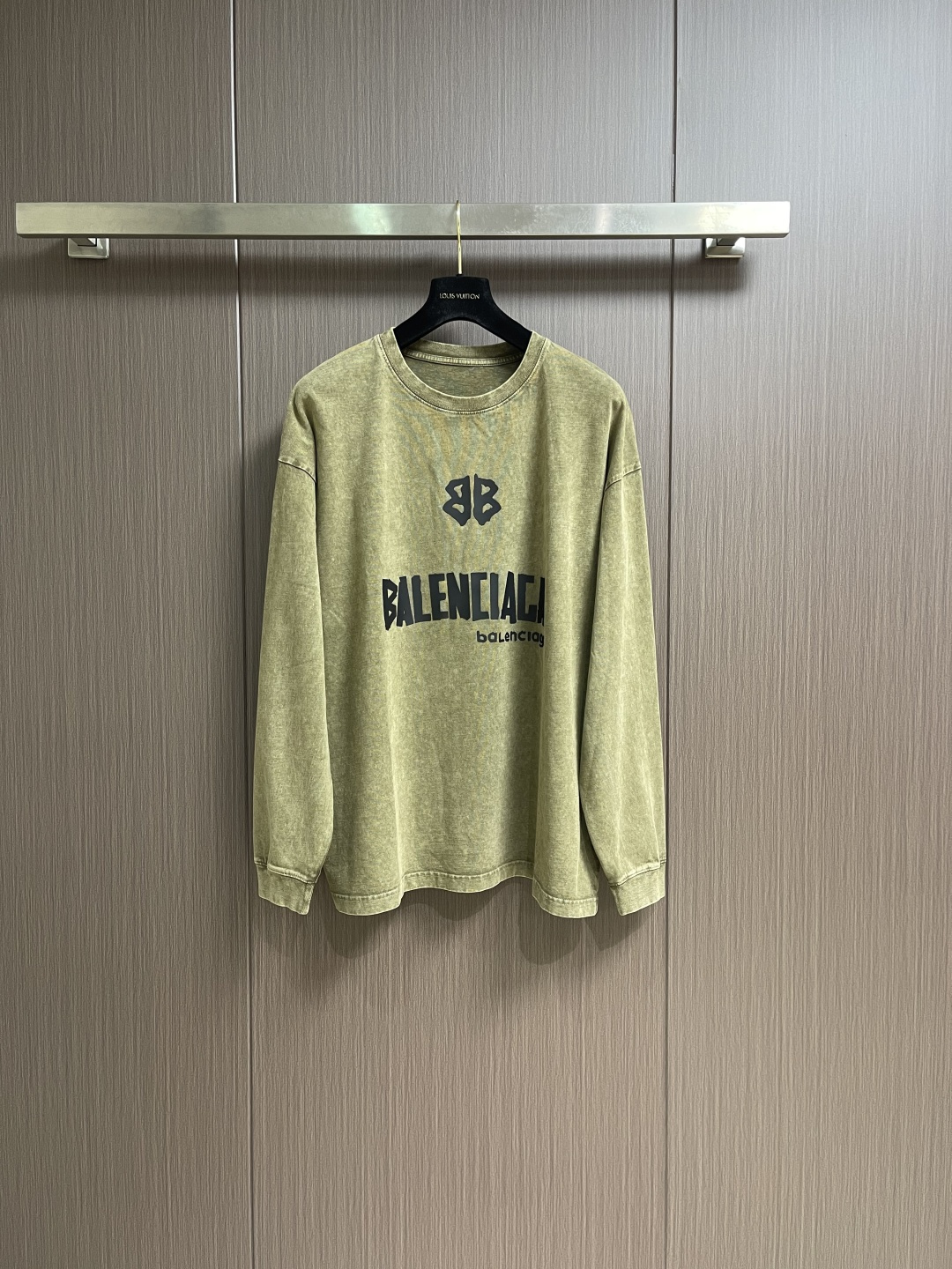 NO:683220,Balenciaga 2026SS early spring new washed heavy-duty retro round-neck long-sleeved sweatshirt, same style for men and women. This washed sweatshirt is made of soft cotton knitted fabric, highlighting modern personality. Oversize tailoring and ribbed woven trim are the icing on the cake. Sizes S-XXL are one size larger,,balenciaga,versace,hoodie,sweatshirts,19860909Balenciaga 2026SS早春新款洗水重工复古圆领长袖卫衣,男女同款,这款洗水卫衣选用柔软的棉质针织面料打造,彰显现代个性.Oversize剪裁和罗纹织饰边锦上添花 .尺码S-XXL 偏大一码,,balenciaga,versace,hoodie,sweatshirts,,Men's clothing