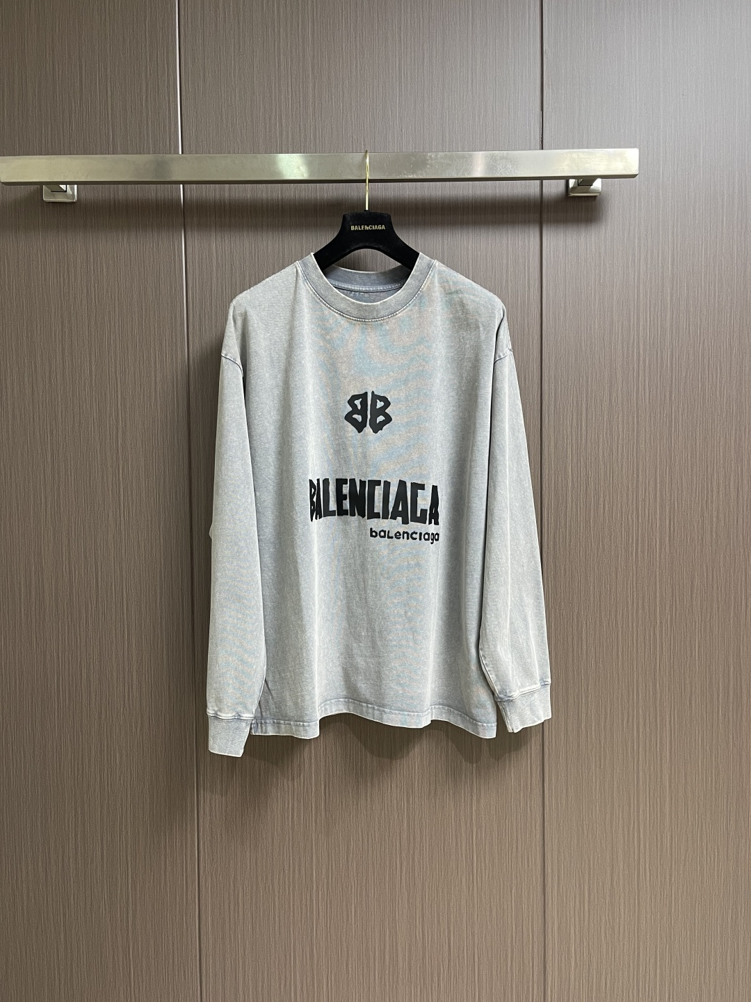 NO:683222,Balenciaga 2026SS early spring new washed heavy-duty retro round-neck long-sleeved sweatshirt, same style for men and women. This washed sweatshirt is made of soft cotton knitted fabric, highlighting modern personality. Oversize tailoring and ribbed woven trim are the icing on the cake. Sizes S-XXL are one size larger,,balenciaga,versace,hoodie,sweatshirts,19860909Balenciaga 2026SS早春新款洗水重工复古圆领长袖卫衣,男女同款,这款洗水卫衣选用柔软的棉质针织面料打造,彰显现代个性.Oversize剪裁和罗纹织饰边锦上添花 尺码S-XXL 偏大一码,,balenciaga,versace,hoodie,sweatshirts,,Men's clothing