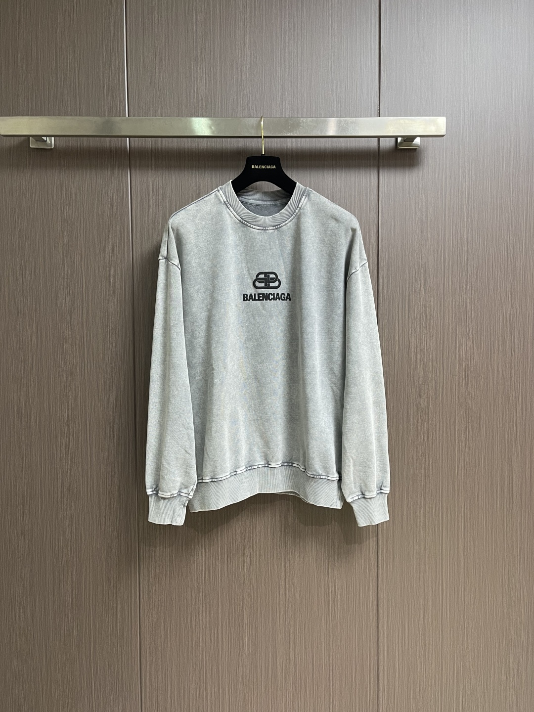 NO:683226,Balenciaga  2026ss early spring interlocking logo pattern jacquard round neck long-sleeved sweatshirt, fish scale bottom pure cotton fabric, nylon solid watermark, classic dropped shoulders, oversize loose version, yb developed pure cotton fish scale bottom fabric using 26s double yarn +  10s fish scale base brushed fabric, 380g; paired with 21s precision pull frame 2x2 wick thread, 420g.. The terry terry is a three-thread sweatshirt composed of veil, binding yarn and base yarn. It feels soft, delicate, comfortable and breathable against the skin!  The overall fabric is stiff, comfortable and has a good silhouette. Sizes S-XXL are one size larger, balenciaga, versace, hoodie, sweatshirts,19860909Balenciaga 2026ss早春互扣标识图案提花圆领长袖卫衣,鱼鳞底纯棉面料、尼龙固浆水印、经典落肩oversize宽松版型、yb开发纯棉鱼鳞底面料采用26s双纱＋10s鱼鳞底磨毛面料,380g；搭配21s精密拉架2x2灯芯螺纹,420g..毛圈是三线卫衣是面纱,绑纱,底纱所组成的.亲肤感柔软细腻舒适透气性极好！整体面料挺刮舒适又具有很好的廓形.尺码S-XXL 偏大一码,,balenciaga,versace,hoodie,sweatshirts,,Men's clothing