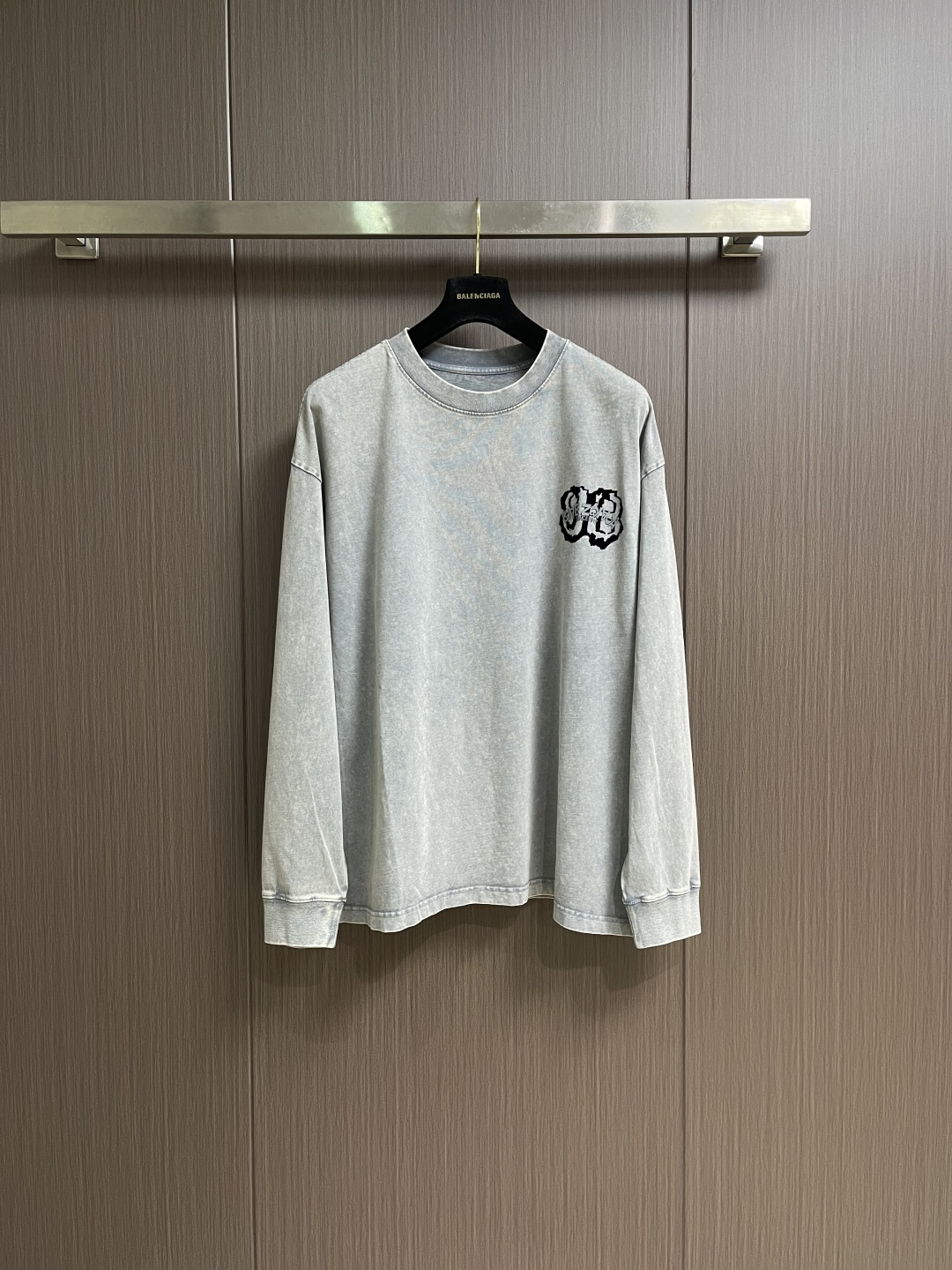 NO:683230,BALENCIAGA Balenciaga logo printed round neck sweatshirt, custom-woven 420G heavy fish scale terry fabric fleece treatment, custom-dyed and matched with ribs, front and rear thick version elliptical machine screen printing, printing proofing test 6 versions to determine the film size, elliptical machine positioning screen printing, thick version glue has no color difference, garment washing grinding wheel polishing destroys details, there is no change to the pattern os  Oversized silhouette, the material is very solid and has no color difference. The thick version of the film and size comparison are exactly the same. Sizes S-XXL are one size larger, balenciaga, balenciaga, hoodie, sweatshirts,19860909BALENCIAGA 巴黎世家logo标识印花圆领卫衣,定织420G重磅鱼鳞毛圈面料抓绒处理,订染并配套罗纹,前后幅厚版椭圆机丝网印花 印花打样测试6版 确定菲林尺寸 椭圆机定位丝网印花 厚版胶浆无色差,成衣水洗砂轮打磨破坏细节, 版型没有任何改动 os 超大廓形剪裁,用料非常扎实并真正做到无色光色差 厚版的菲林及尺寸对比完全一致.尺码S-XXL 偏大一码,,balenciaga,balenciaga,hoodie,sweatshirts,,Men's clothing