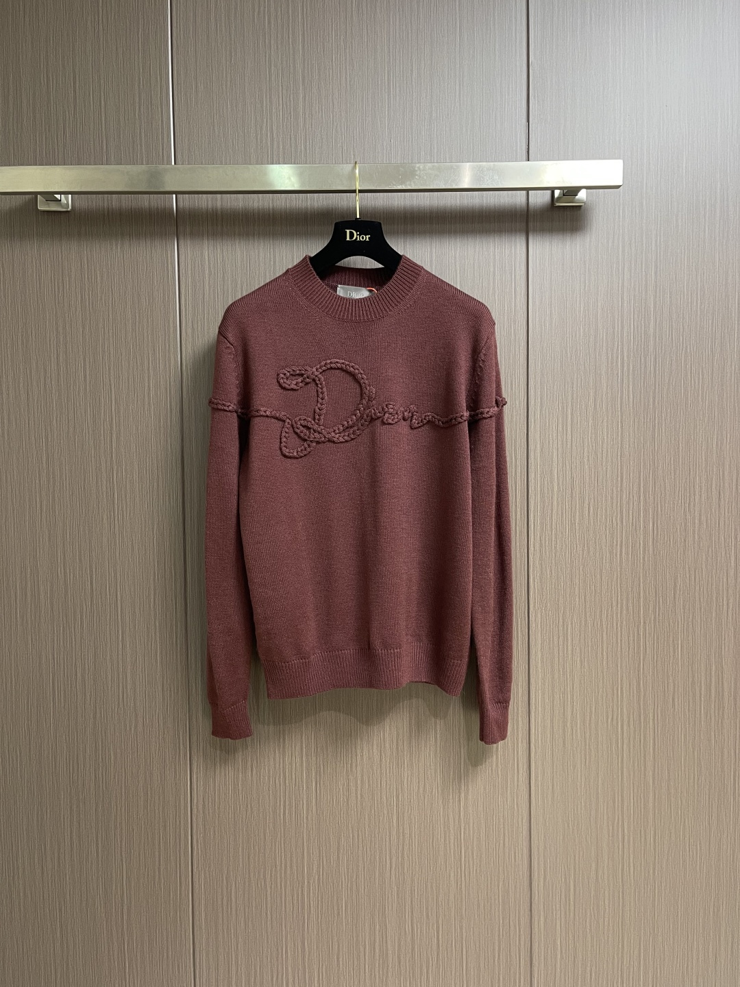 NO:683191,Dior Ribbon knitted sweater, custom-woven cloud velvet wool, inspired by Dior Ribbon  The brand name is transformed into a three-dimensional knot pattern, interpreting the eternal vitality of Dior-style elegance. It is wrapped around the surface of the fabric like a ribbon, a low-key luxury statement, and the ultimate expression of elegance. The isolated lines are threaded through the embossed twisting technique, and the relief texture is formed by crossing the yarns, and elastic is embedded on one side of the fabric.  The gauze tape is always located on the back of the stitching during the threading process, giving the fabric a three-dimensional sense. The garment washing water is softened and deodorized using professional washing equipment and specific detergents to deeply clean and deodorize the clothes to improve the feel and appearance of the clothes. Sizes S-XL  Size S, bust 108, shoulder width 43.5, length 64, size M, bust 112, shoulder width 45, length 66, size L, bust 116, shoulder width 46.5, length 68, size XL, bust 120, shoulder width 48, length 70,,dior,sweaters,19860909Dior Ribbon 针织毛衣,定织云绒绵羊毛料,以Dior Ribbon为灵感原点 品牌字样化作立体绳结纹样,诠释Dior式优雅的永恒生命力.如丝带般缠绕于织物表面,低调的奢华宣言,优雅的终极表达.孤线穿引浮雕绞艺,通过交叉纱线形成浮雕纹理,在织物单侧嵌入弹性纱带,穿带过程中纱带始终位于针法背面,赋予织物三维立体感.成衣洗水加软去味工艺,通过专业的洗涤设备和特定的洗涤剂,对衣物进行深度清洁和去味处理,改善衣物的手感和外观.尺码S-XL S码 胸围108 肩宽43.5衣长64 M码 胸围112 肩宽45衣长66 L码 胸围116 肩宽46.5 衣长68 XL码胸围120 肩宽48衣长70,,dior,sweaters,,Men's clothing