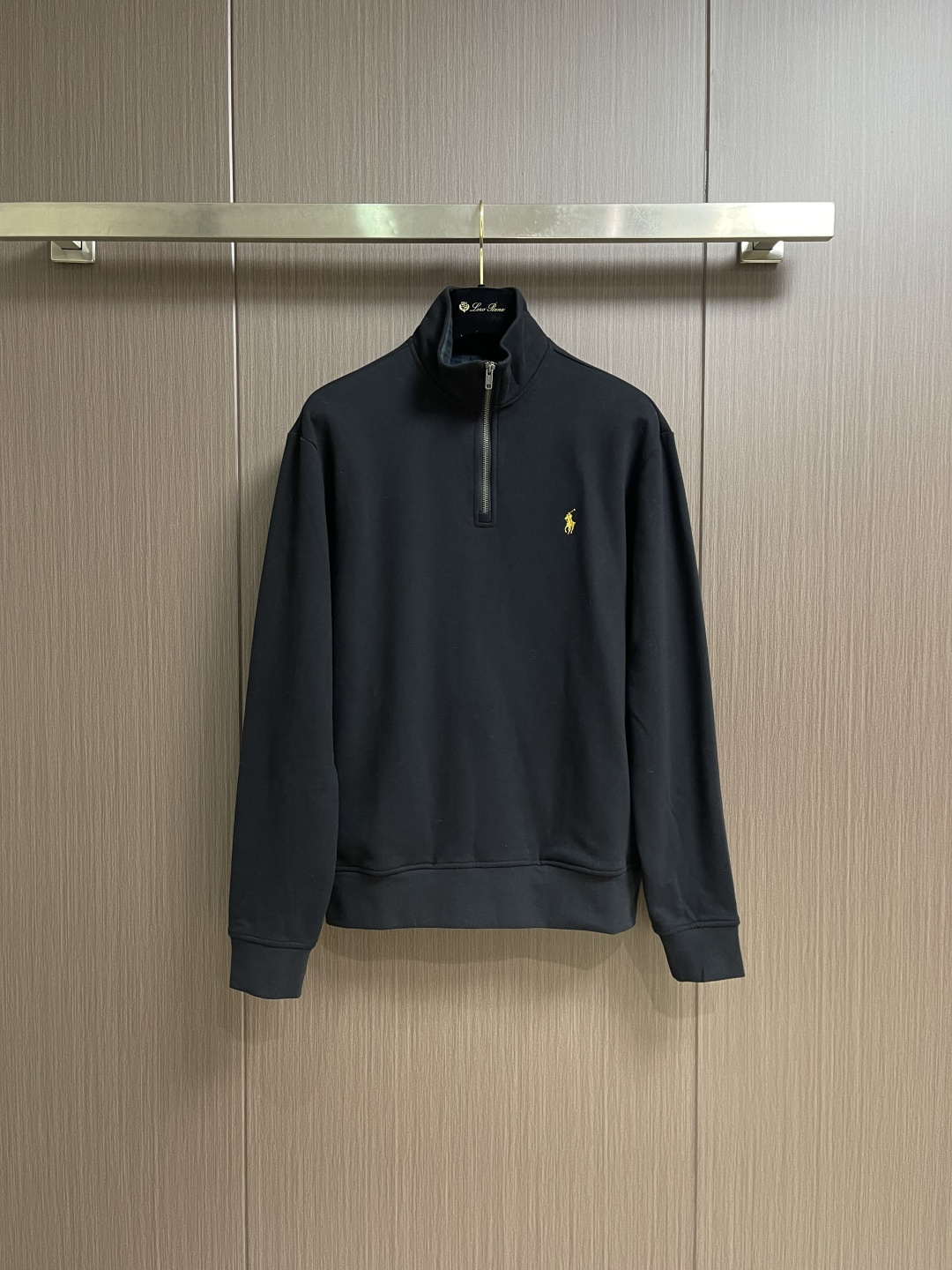 NO:683198,Ralph Lauren gold embroidered half turtleneck sweatshirt jacket, custom-made elegant cotton velvet feel, soft and silky, comfortable and close to the skin, with a pure black tone as the base color, plaid twill trim on the neckline, carrying the elegance and retro of the British style. The exquisite golden pony logo is embellished with it. It has its own focus and is highly recognizable. Simple and smooth lines outline the overall outline. The half-zip design is sublimated, casual yet stylish, in the name of design.  Create a new fashion realm for sweatshirts. Adopt imported machine embroidery technology and use advanced computer control systems and precision mechanical components to achieve pony mark embroidery operations with high precision. The lines are smooth and delicate, and the fabrics have been washed. It has a better feel and texture. It is not easy to deform, not easy to shrink, not easy to fade, and maintains long-term beauty. The overall routing is straight and delicate, the fabric is comfortable and soft, and the color is consistent without color difference. It can be matched with the same style to create a fashionable look and control various occasions. Customized accessories, complete three standards, the same style for men and women!  Sizes S-XL S Size Bust 112 Shoulder Width 50 Clothing Length 68.5 Medium Bust 116 Shoulder Width 52 Clothing Length 70 Large Size Bust 120 Shoulder Width 54 Clothing Length 71.519860909Ralph Lauren 拉夫劳伦金色刺绣半高领卫衣外套,定制雅韵精棉绒感料 柔软丝滑 舒适贴肤 以纯粹到极致的黑调为底色 格纹斜纹镶边于领口处 承载着英伦风的优雅与复古 精致的金色小马标点缀其间 自带焦点 辨识度十足 简洁流畅的线条勾勒整体轮廓 半拉链的设计作升华 随性而不失格调 以设计之名 缔造卫衣时尚新境.采用进口机刺绣工艺 使用先进的计算机控制系统和精密的机械部件实现小马标刺绣作业 精度高 线条流畅而细腻,面料都经过浇洗 手感质感更佳 不易变形 不易缩水 不易褪色 保持长久的美观.整体走线平直细腻,面料舒适柔软,颜色一致无色差能与同款搭配营造时尚造型,驾驭各种场合,定制辅料,三标齐全,男女同款！尺码S-XL S码 胸围112 肩宽50 衣长68.5 M码 胸围116 肩宽52 衣长70 L码 胸围120 肩宽54 衣长71.5 XL码胸围124 肩宽56 衣长73,,loro piana,hoodie,sweatshirts,jackets & coats,,Men's clothing