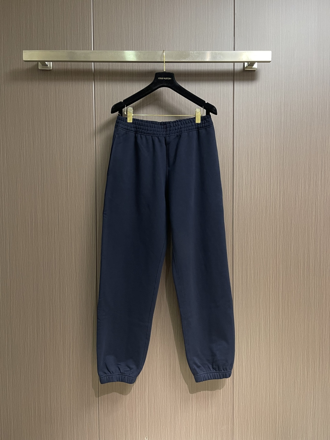 NO:683268,Tops and pants BURBERRY  The equestrian knight logo cotton hooded sweatshirt and sweatpants suit uses a 16-count double yarn top layer + a 10-count yarn bottom layer of turned-down velvet structure. The weight makes it a heavyweight work among fabrics. By turning the high-density terry layer inside out and precision brushing, the surface of the fabric forms a relatively thick three-dimensional suede surface, which feels like touching young camel hair, while the interior remains relatively smooth to improve the smoothness of putting on and taking off. The double-yarn rib has a rough texture and strong resilience.  Beautifully matches the heavy texture of the body. The equestrian knight logo innovatively combines two processes, plush embroidery and metal silk embroidery. First, untwisted fluffy mohair yarn is used, and seed embroidery and random stitch embroidery are used to create the fluffy and soft three-dimensional texture of the logo body; then coated metal silk embroidery thread is used to outline the outline and armor details, and an icy sheen is superimposed on the velvet base. This tactile collision of warm velvet and cold metal gives the classic pattern a new sensory experience.  Size S-XL,,burberry,hoodie,sweatshirts,hats,19860909上衣 裤子 BURBERRY 马术骑士徽标棉质连帽卫衣卫裤套装,采用16支双纱面层＋10支纱底层的翻面绒结构,克重使其成为面料中的重量级作品.通过将高密毛圈层外翻并精密刷绒,织物表面形成相对厚度的立体绒面,触感如触摸幼驼绒毛,同时内部保持相对平滑以提升穿脱顺滑度.双纱罗纹其粗犷纹理与强大回弹力完美匹配衣身的厚重质感.马术骑士徽标创新融合绒毛绣与金属丝绣两种工艺先用未加捻的蓬松马海毛纱线,通过打籽绣与乱针绣塑造徽标主体蓬松柔软的立体肌理；再以镀膜金属丝绣线勾勒轮廓与盔甲细节,在绒底上叠加冰冷光泽.这种温感绒毛与冷感金属的触觉碰撞,让经典图案焕发全新感官体验. 尺码S-XL,,burberry,hoodie,sweatshirts,hats,,Men's clothing