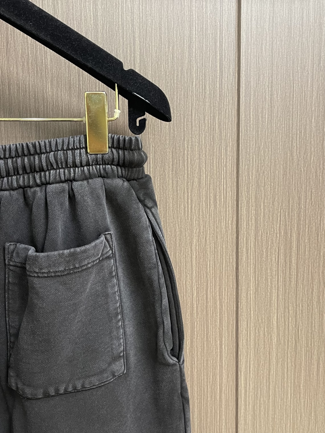 Balenciaga 2026SS早春新款直筒阔腿休闲卫裤，简约时尚新款定制面料，身穿手感舒适 低调不失