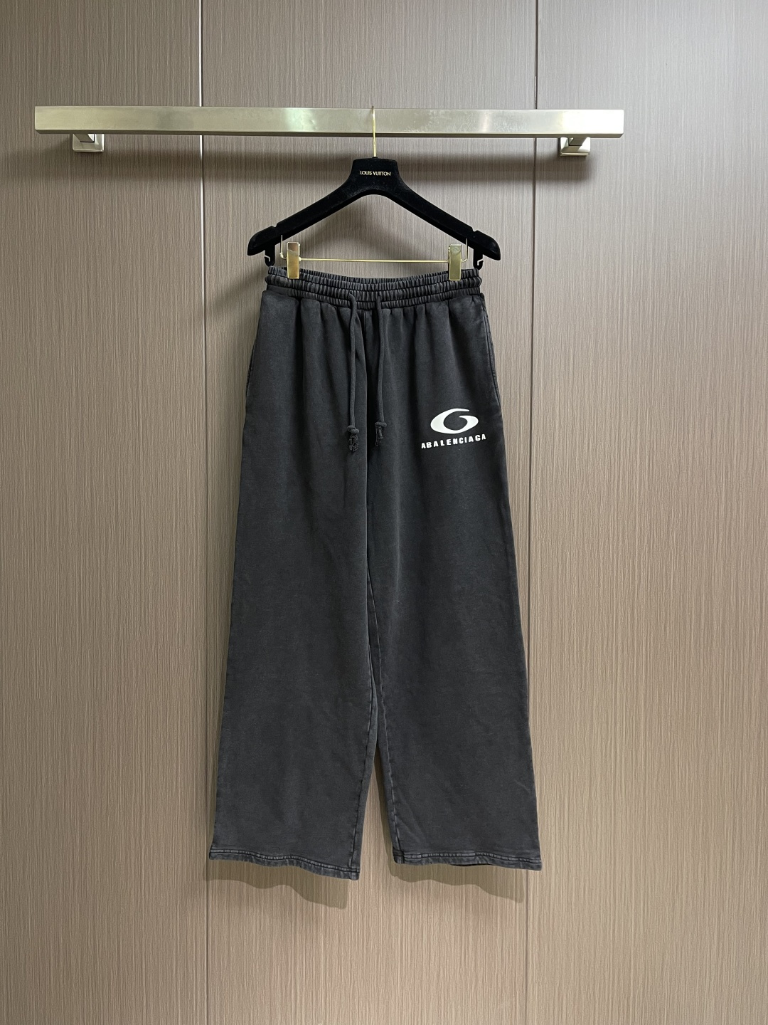 Balenciaga 2026SS早春新款直筒阔腿休闲卫裤，简约时尚新款定制面料，身穿手感舒适 低调不失