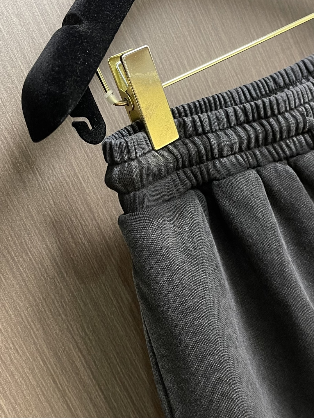 Balenciaga 2026SS早春新款直筒阔腿休闲卫裤，简约时尚新款定制面料，身穿手感舒适 低调不失