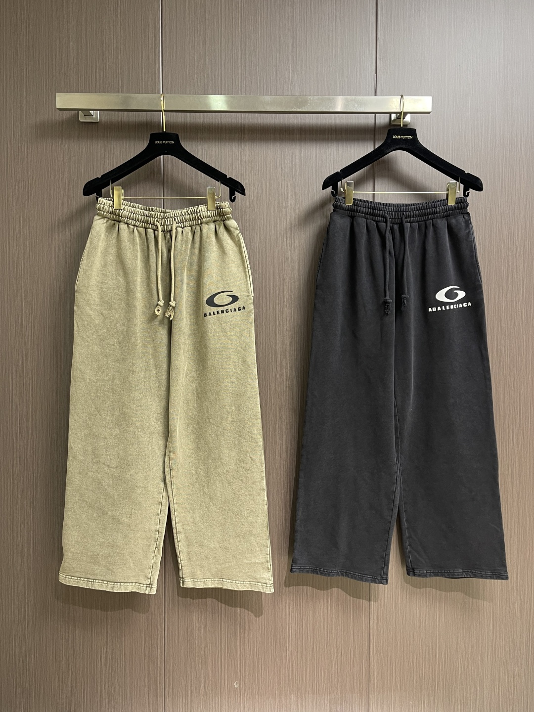 Balenciaga 2026SS早春新款直筒阔腿休闲卫裤，简约时尚新款定制面料，身穿手感舒适 低调不失