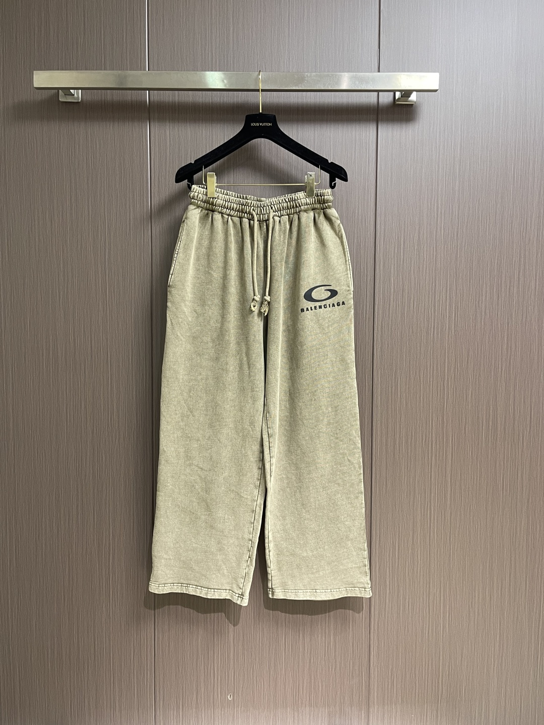 Balenciaga 2026SS早春新款直筒阔腿休闲卫裤，简约时尚新款定制面料，身穿手感舒适 低调不失