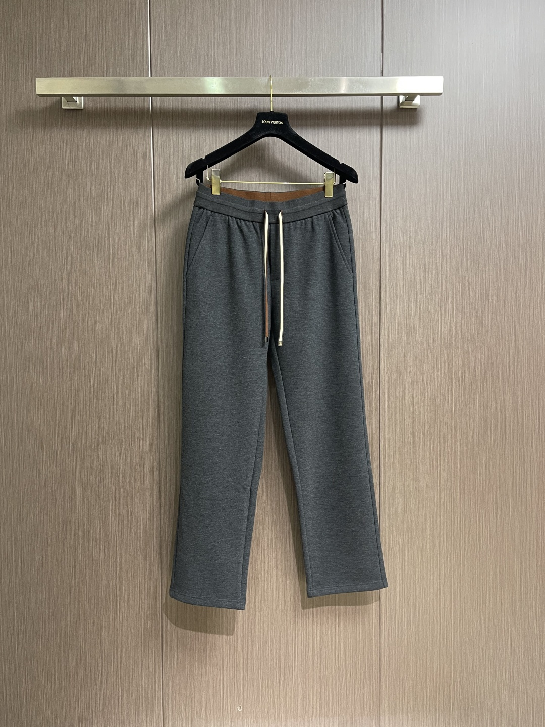 NO:683189,BC brunello cucinelli drawstring straight-leg wool trousers. Customized YB imported material. The fabric is soft and comfortable, draped and stylish. The straight-leg design can accommodate and modify the leg shape while wearing a full high-street fashion style. Sizes M-3XL, brunello cucinelli,19860909BC brunello cucinelli 抽绳直筒羊毛长裤 定制YB进口材质 面料柔挺舒适 垂顺有型 直筒裤腿设计 包容修饰腿型的同时 穿出满满的高街时髦风格.尺码M-3XL,,brunello cucinelli,,Men's clothing