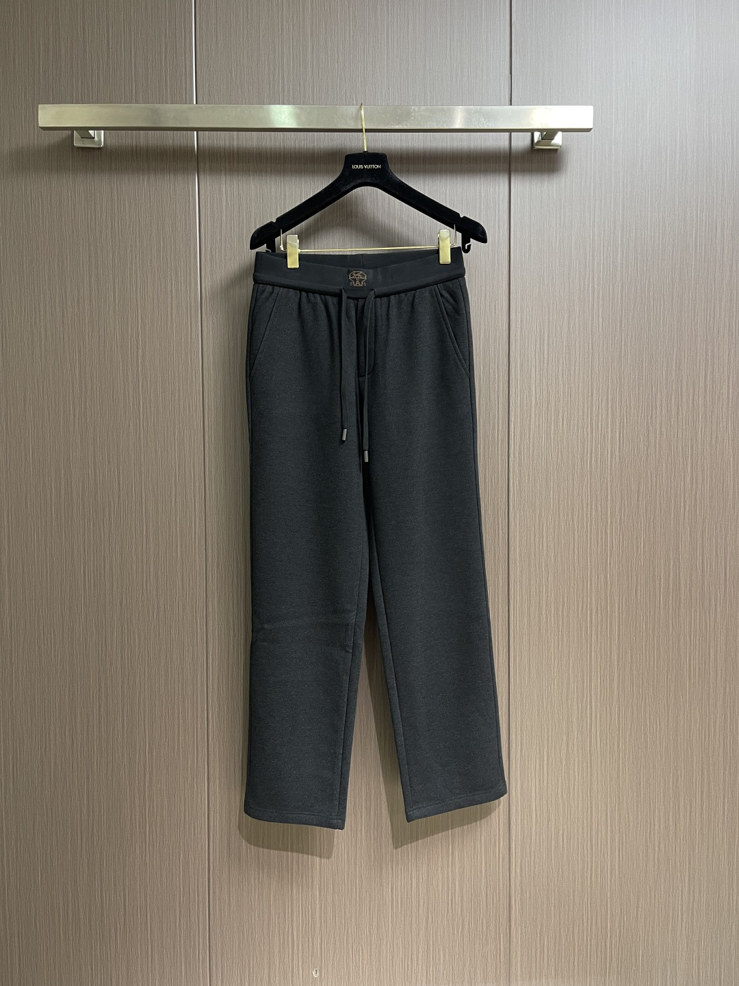 NO:683197,BC brunello cucinelli drawstring velvet straight trousers. Customized YB imported velvet material. The fabric is soft and comfortable, draped and stylish. The straight leg design accommodates and modifies the leg shape while showing off the full high street fashion style. Sizes M-3XL,, brunello cucinelli,19860909BC brunello cucinelli 抽绳加绒直筒长裤 定制YB进口加绒材质 面料柔挺舒适 垂顺有型 直筒裤腿设计 包容修饰腿型的同时 穿出满满的高街时髦风格.尺码M-3XL,,brunello cucinelli,,Men's clothing