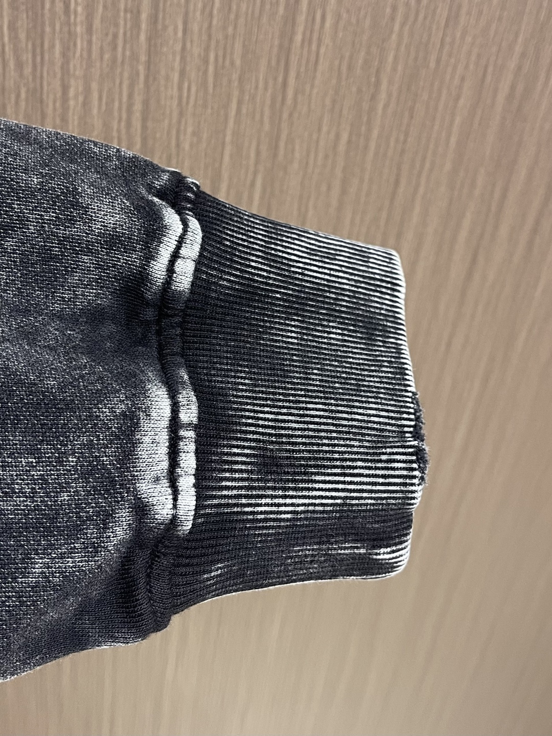 Balenciaga 2026SS早春新款洗水重工复古圆领长袖卫衣，男女同款，这款洗水卫衣选用柔软的棉质