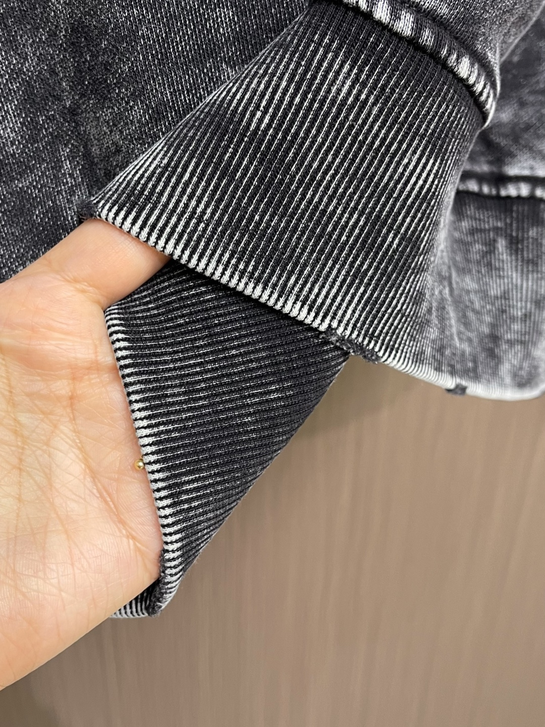 Balenciaga 2026SS早春新款洗水重工复古圆领长袖卫衣，男女同款，这款洗水卫衣选用柔软的棉质