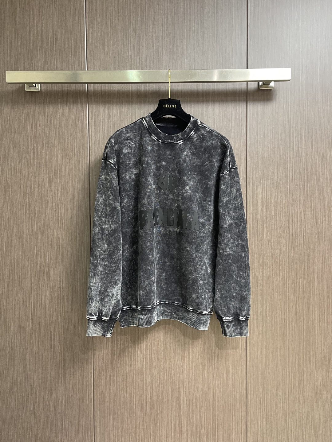 Balenciaga 2026SS早春新款洗水重工复古圆领长袖卫衣，男女同款，这款洗水卫衣选用柔软的棉质