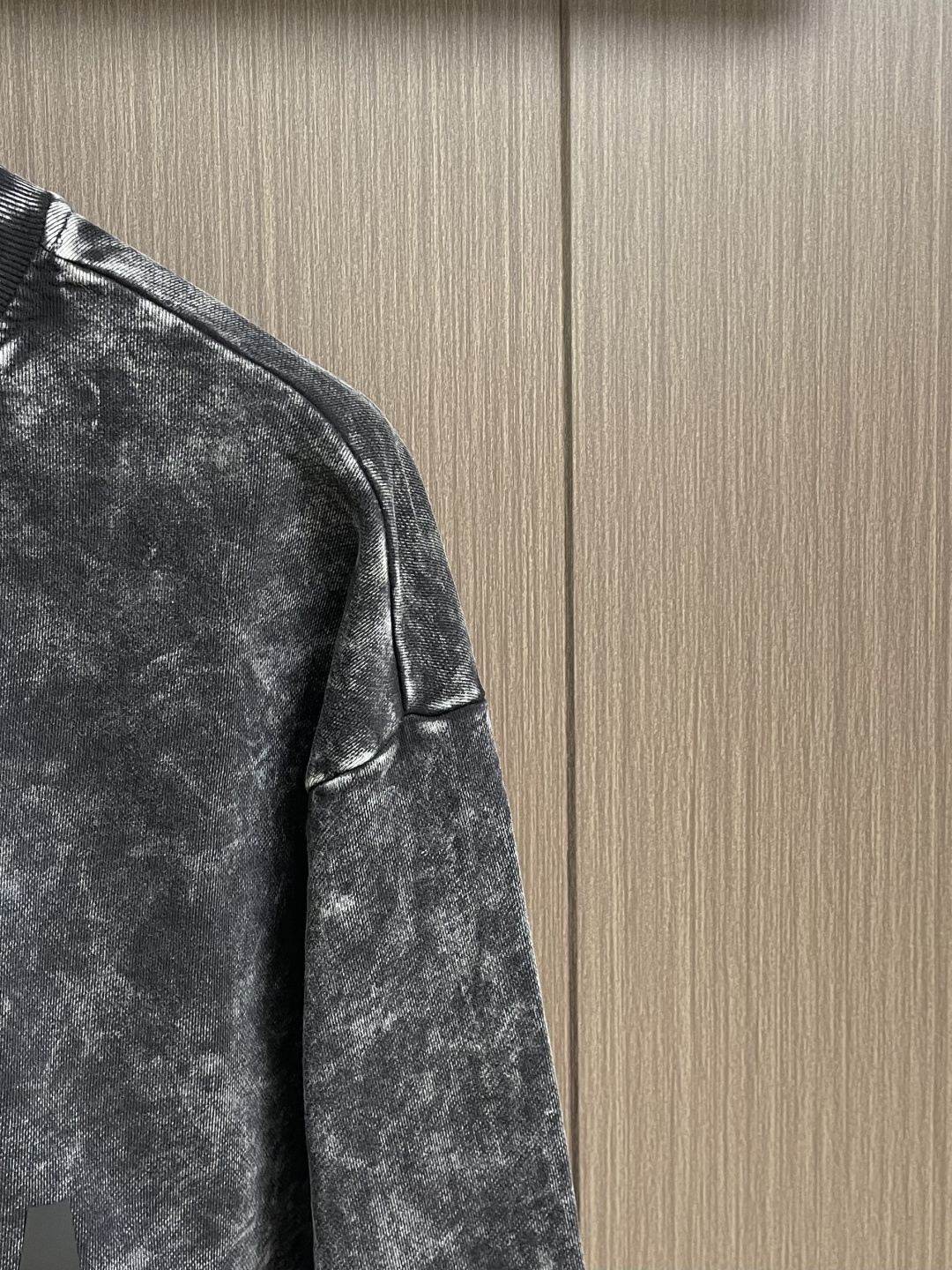 Balenciaga 2026SS早春新款洗水重工复古圆领长袖卫衣，男女同款，这款洗水卫衣选用柔软的棉质