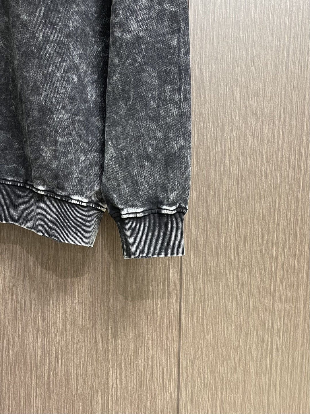 Balenciaga 2026SS早春新款洗水重工复古圆领长袖卫衣，男女同款，这款洗水卫衣选用柔软的棉质