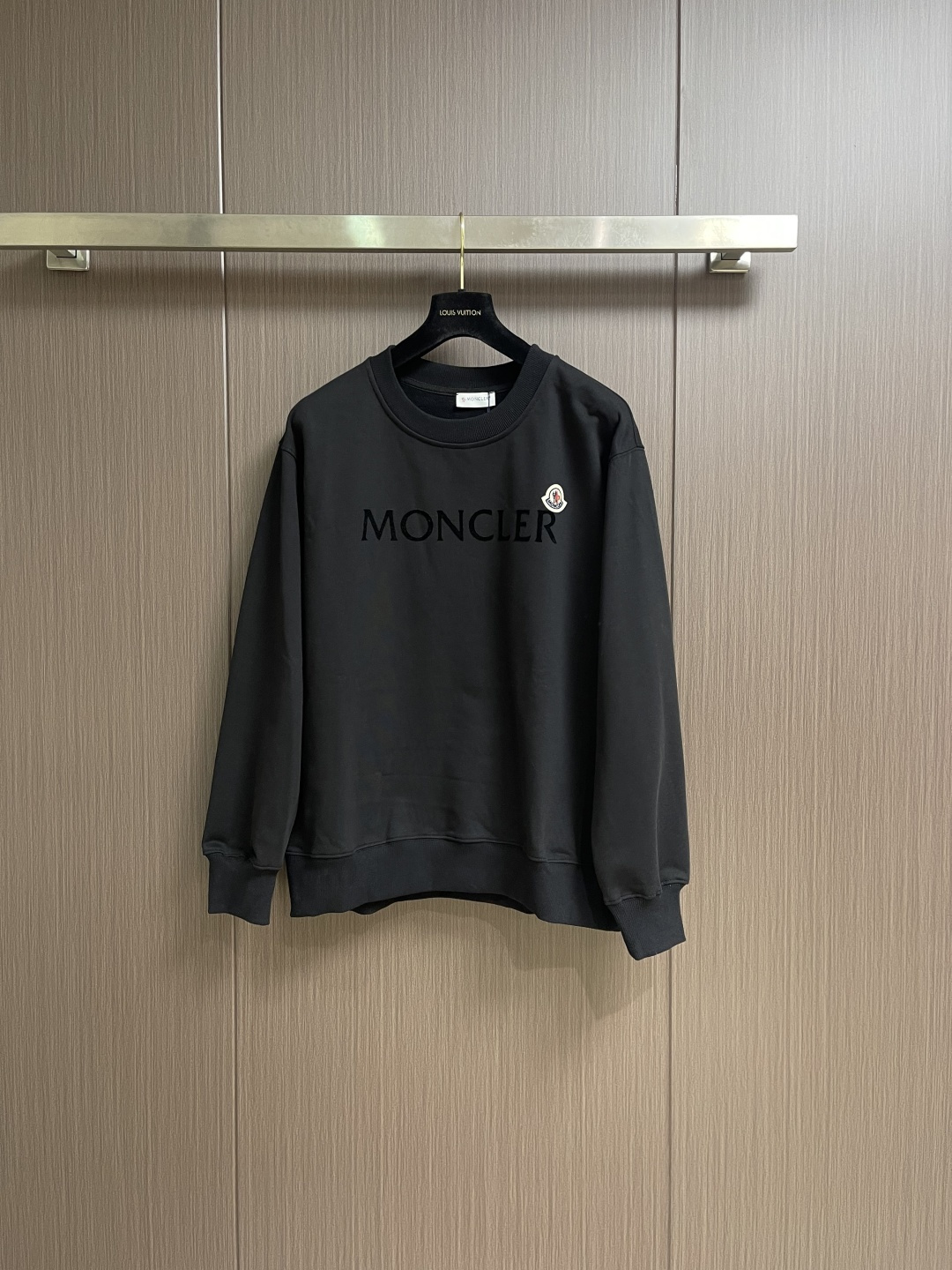 NO:690688,Moncler 2026ss early spring new brand letter flocking printed logo round neck sweatshirt. The letters on the front are designed with flocking technology and classic felt embroidery small labels reinterpret the brand's iconic design. It is made of heavy-weight air layer fabric, which has the characteristics of soft, warm, comfortable and breathable, light and drapey. The four-layer fiber structure makes the fabric less prone to wrinkles. It comes with ribs on the collar, cuffs and hems; sizes S-XL, hoodie, sweatshirts,19860909Moncler 2026ss早春新品牌字母植绒印花标识圆领卫衣,正面字母由植绒工艺设计加以经典毡艺刺绣小标重释品牌标志性设计,采用克重空气层面料,其特性柔透保暖舒适透气性佳、轻盈有垂感、四重纤维构造使得面料不容易产生皱褶,配套衣领、袖口及下脚边罗纹；尺码S-XL,,hoodie,sweatshirts,,Men's clothing