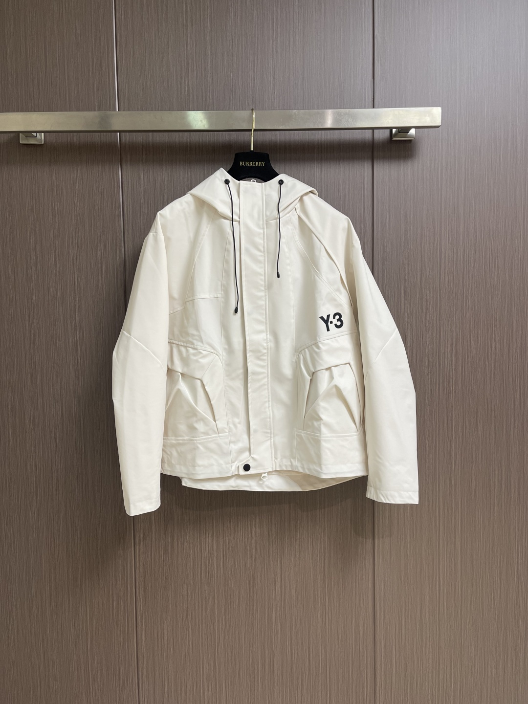 NO:683202,Y3 2026SS early spring windbreaker jacket. Customized woven fabric for the ultimate body-fitting feel. Master Yamamoto’s deconstructed tailoring creates an atmospheric and fashionable visual experience, creating a fashionable item that is both casual and individual. It is full of personality, elegant and versatile, and is a must-have item for going out. Sizes S-XL S code Bust 128 Shoulder width 57 Back length 69 M Size Bust 132 Shoulder width 58 Back length 70 L size  Bust 138, shoulder width 59, back length 71.5 XL bust 140, shoulder width 60, back length 73,,jackets & coats,jackets & coats,19860909Y3 2026SS早春风衣夹克外套.定制梭织面料 极致上身体感 ,山本大师的解构剪裁,营造大气时尚的视觉感受,打造休闲与个性兼备的时髦单品,个性十足,大气且百搭,出街必备单品.尺码S-XL S码 胸围128 肩宽57 后衣长69 M码 胸围132 肩宽58 后衣长70 L码 胸围138 肩宽59 后衣长71.5 XL码胸围140 肩宽60 后衣长73,,jackets & coats,jackets & coats,,Men's clothing