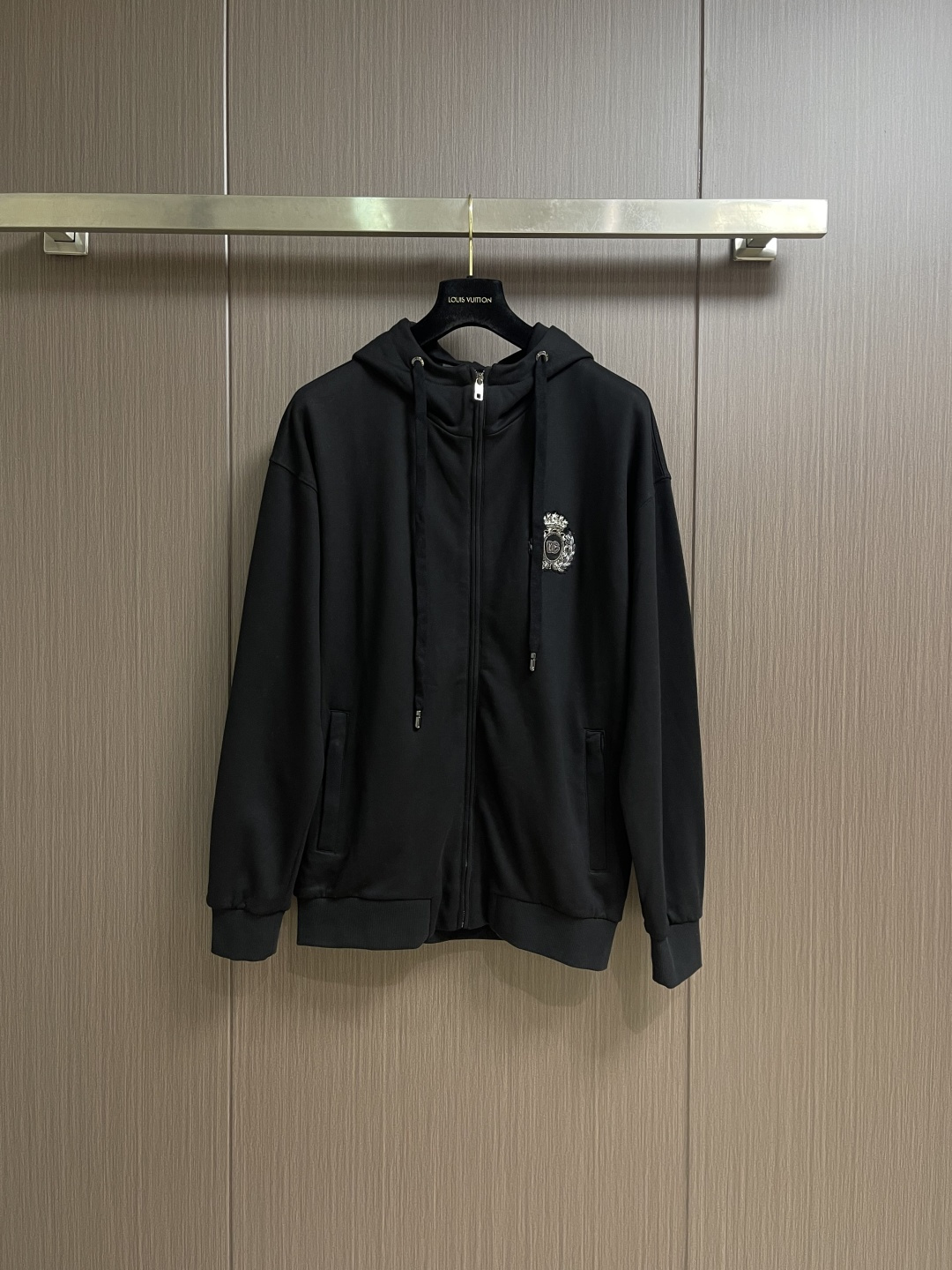 NO:683187,Tops and pants DolceGabbana DG 2026SS early spring classic hooded sweatshirt and sweatpants suit gives people a refined and textured visual effect. It highlights the personality and uniqueness of the brand. The hooded style. The cuffs and hem are designed with knitted threads, which increases the overall comfort. The details of the threads make the sweatshirt more textured, showing the meticulous craftsmanship and design. Fitted tailoring  The choice of pure cotton fabric enables this hooded sweatshirt to provide sufficient warmth in early spring. The thickness is moderate, which can keep warmth without being too heavy, suitable for daily wear. Size 44-54 M-4XL Top 44/M Back center length 67 Shoulder width 56.5 Bust 106 46/L Back center length 69 Shoulder width 58 Bust 48/XL Back center length 71  Shoulder width 59.5 Bust 114 50/2XL Back center length 73 Shoulder width 61 Bust 118 52/3XL Back center length 75 Shoulder width 62.5 Bust 122 54/4XL Back center length 77 Shoulder width 64 Bust 126 Pants 44=M Pants length 100 Waist 70 Seat 52.5  46=L trouser length 101.5, waist 73 seat 54.5 48=  Seat circumference 62.5,,Dolce&Gabbana,hoodie,sweatshirts,hats,19860909上衣 裤子 DolceGabbana DG 2026SS早春经典连帽卫衣卫裤套装 给人一种精致而有质感的视觉效果.凸显了品牌的个性和独特性.连帽的款式 袖口和下摆采用针织螺纹设计,增加了整体的舒适性 螺纹的细节使得卫衣更加有质感,展现了细致的工艺和设计 合体的剪裁 纯棉面料选择使得这款连帽卫衣在早春季节能够提供足够的保暖性.厚度适中,既能保持温暖又不至于过于厚重,适合日常的穿着.尺码44-54 M-4XL 上衣 44/M 后中衣长67肩宽56.5 胸围106 46/L后中衣长69肩宽58胸围 48/XL 后中衣长71 肩宽59.5 胸围114 50/2XL后中衣长73肩宽61 胸围118 52/3XL后中衣长75肩宽62.5 胸围122 54/4XL后中衣长77肩宽64 胸围126 裤子 44=M 裤长100腰围70 座围52.5 46=L裤长101.5 腰围73 座围54.5 48=XL 裤长103腰围76 座围56.5 50=2XL裤长104.5 腰围79 座围58.5 52=3XL裤长106 腰围82 座围60.5 54=4XL 裤长107.5 腰围85 座围62.5,,Dolce&Gabbana,hoodie,sweatshirts,hats,,Men's clothing