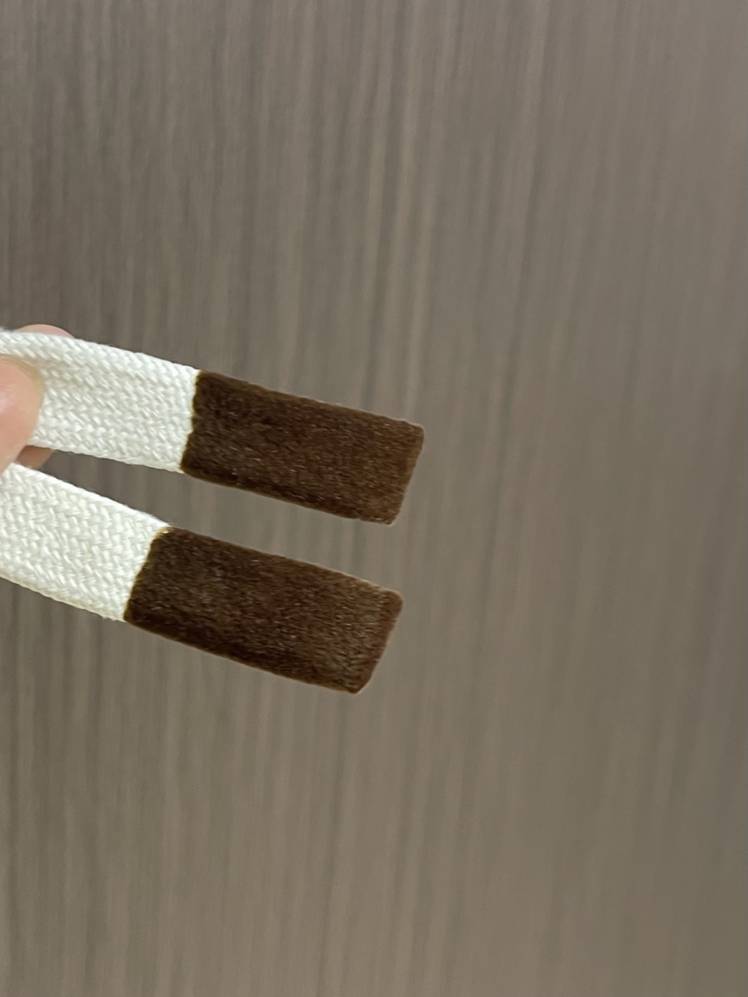 BV 这款白色泡芙阔腿裤，是意式奢潮与舒适穿着的完美结合。甄选软糯的泡芙质感面料，触之如云朵般蓬松亲肤，