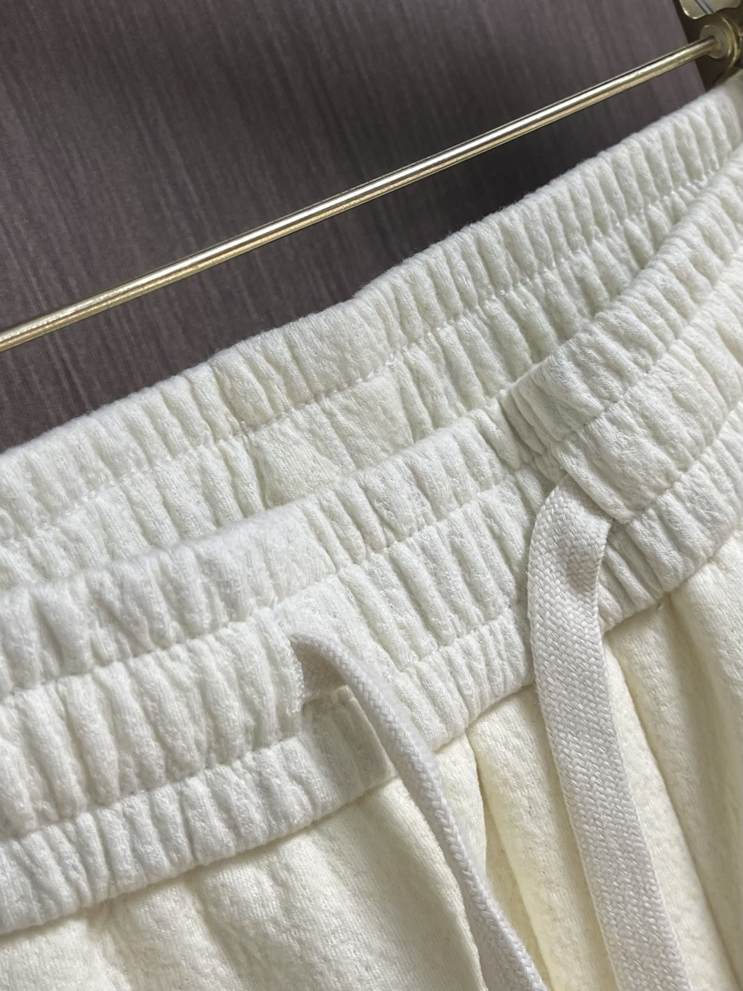 BV 这款白色泡芙阔腿裤，是意式奢潮与舒适穿着的完美结合。甄选软糯的泡芙质感面料，触之如云朵般蓬松亲肤，