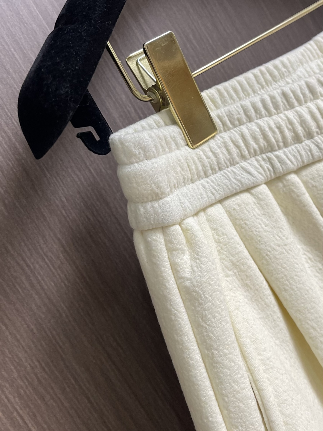 BV 这款白色泡芙阔腿裤，是意式奢潮与舒适穿着的完美结合。甄选软糯的泡芙质感面料，触之如云朵般蓬松亲肤，