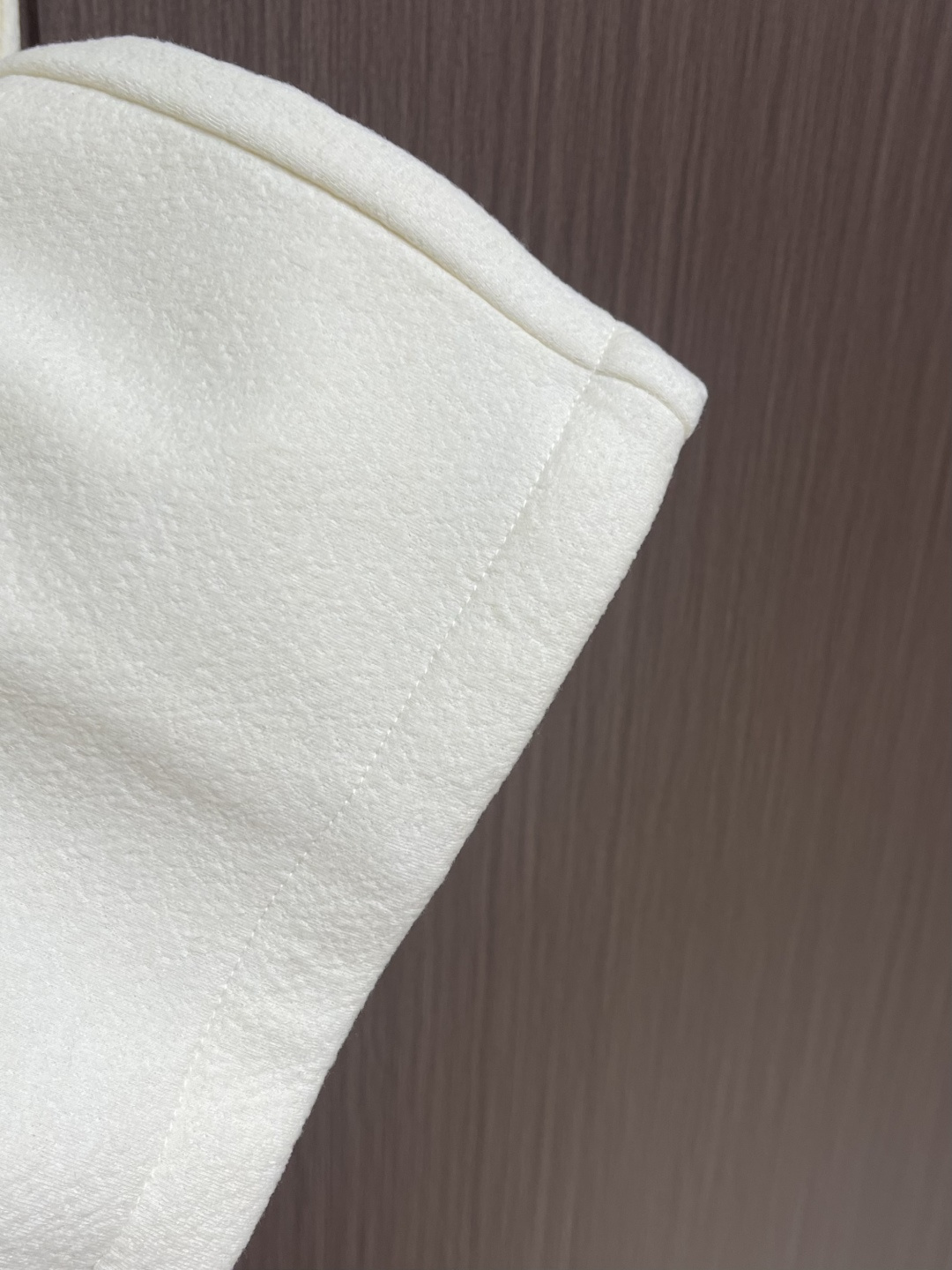 BV 这款白色泡芙阔腿裤，是意式奢潮与舒适穿着的完美结合。甄选软糯的泡芙质感面料，触之如云朵般蓬松亲肤，