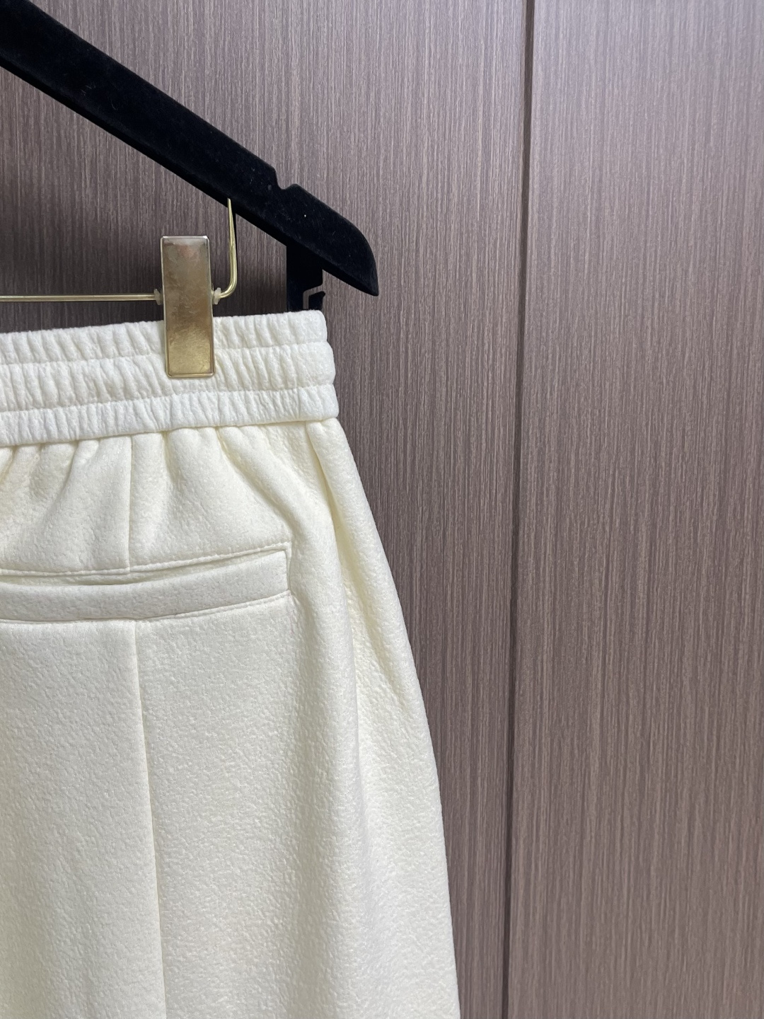 BV 这款白色泡芙阔腿裤，是意式奢潮与舒适穿着的完美结合。甄选软糯的泡芙质感面料，触之如云朵般蓬松亲肤，