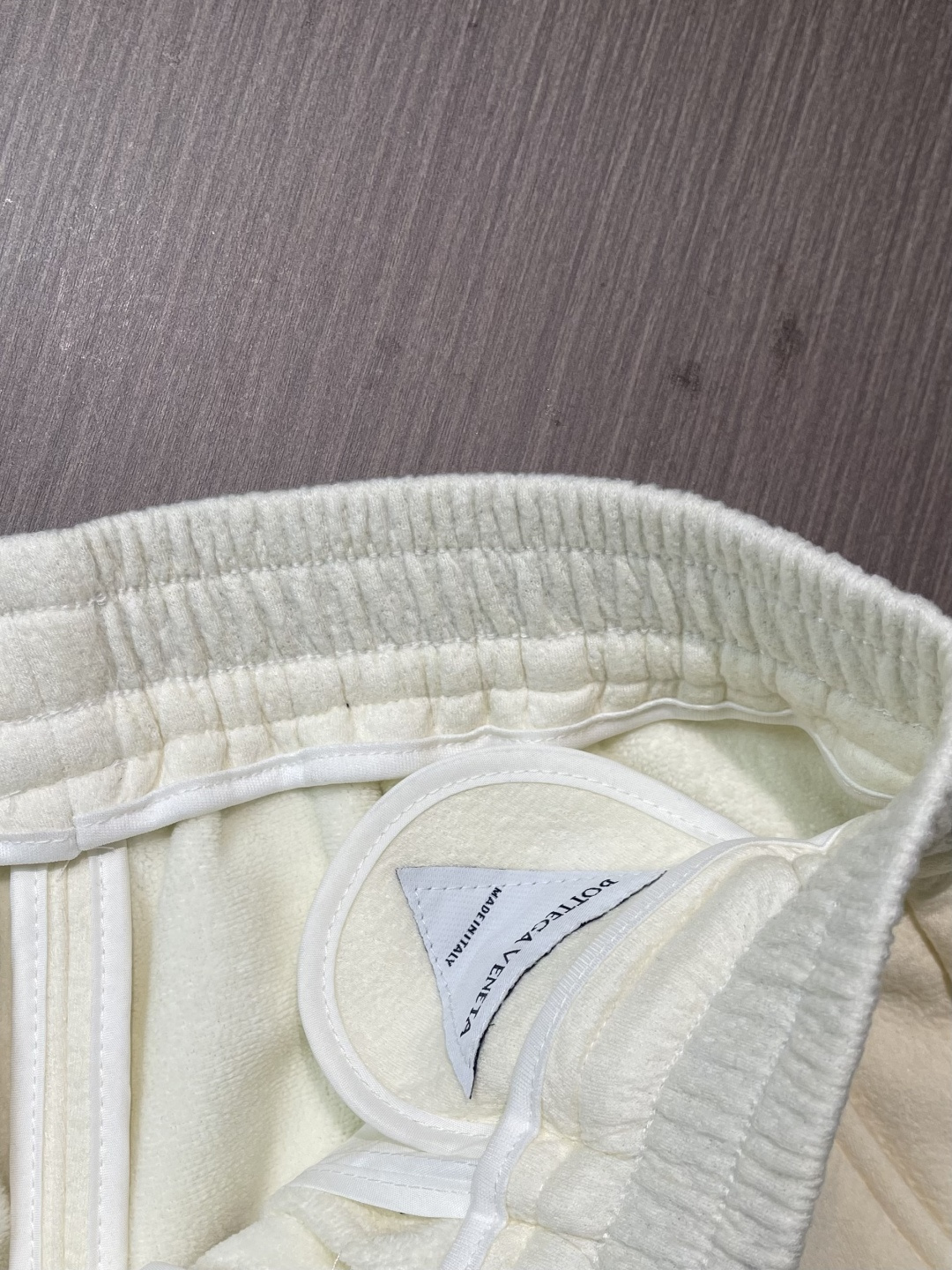 BV 这款白色泡芙阔腿裤，是意式奢潮与舒适穿着的完美结合。甄选软糯的泡芙质感面料，触之如云朵般蓬松亲肤，