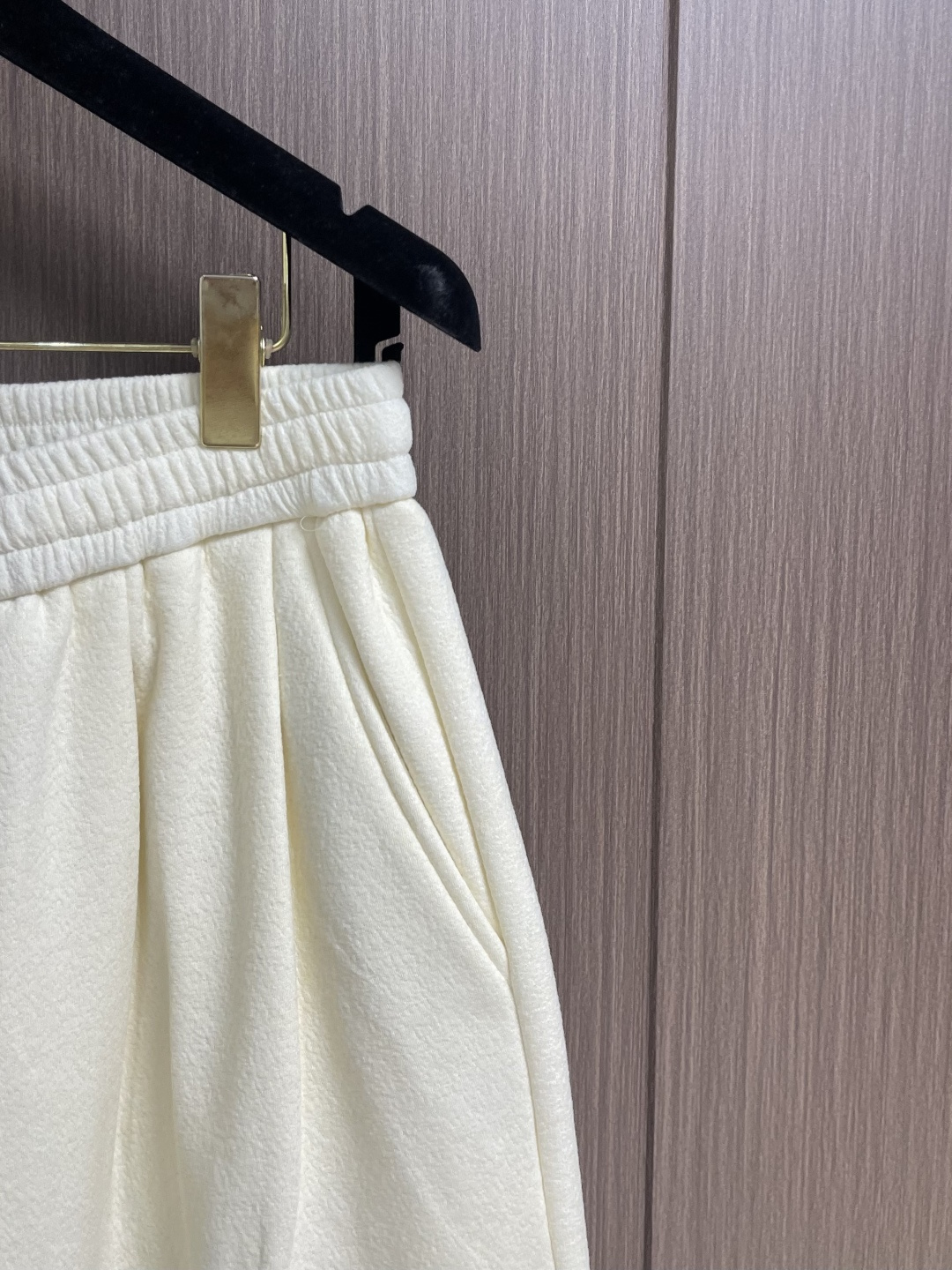 BV 这款白色泡芙阔腿裤，是意式奢潮与舒适穿着的完美结合。甄选软糯的泡芙质感面料，触之如云朵般蓬松亲肤，