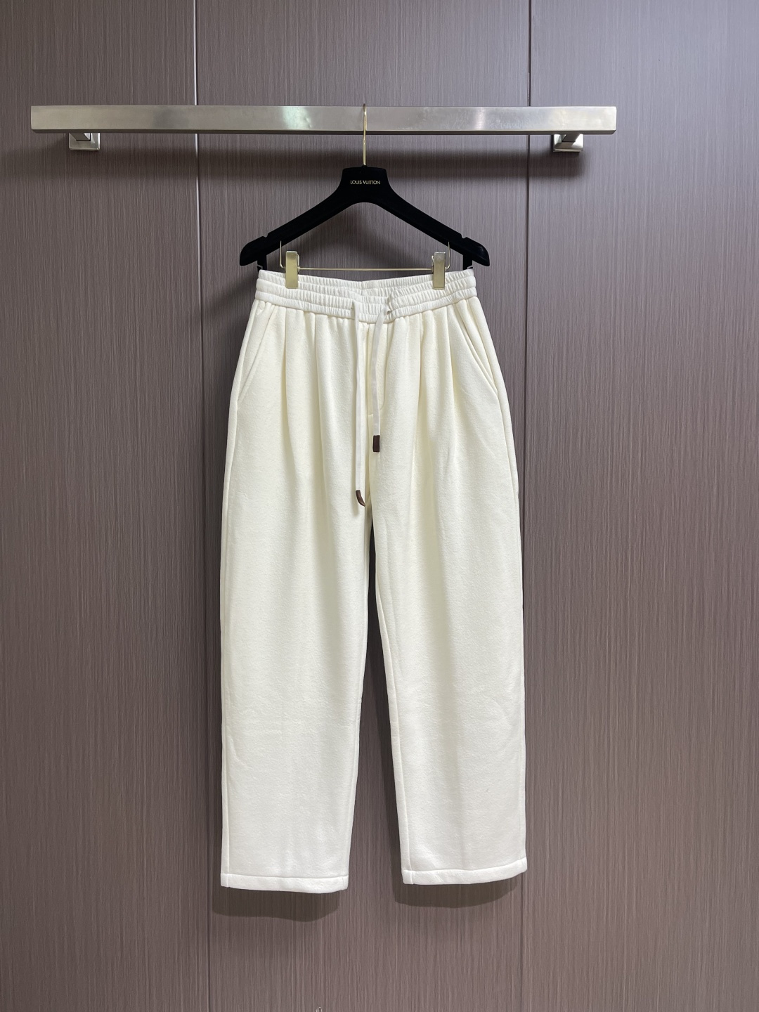 BV 这款白色泡芙阔腿裤，是意式奢潮与舒适穿着的完美结合。甄选软糯的泡芙质感面料，触之如云朵般蓬松亲肤，