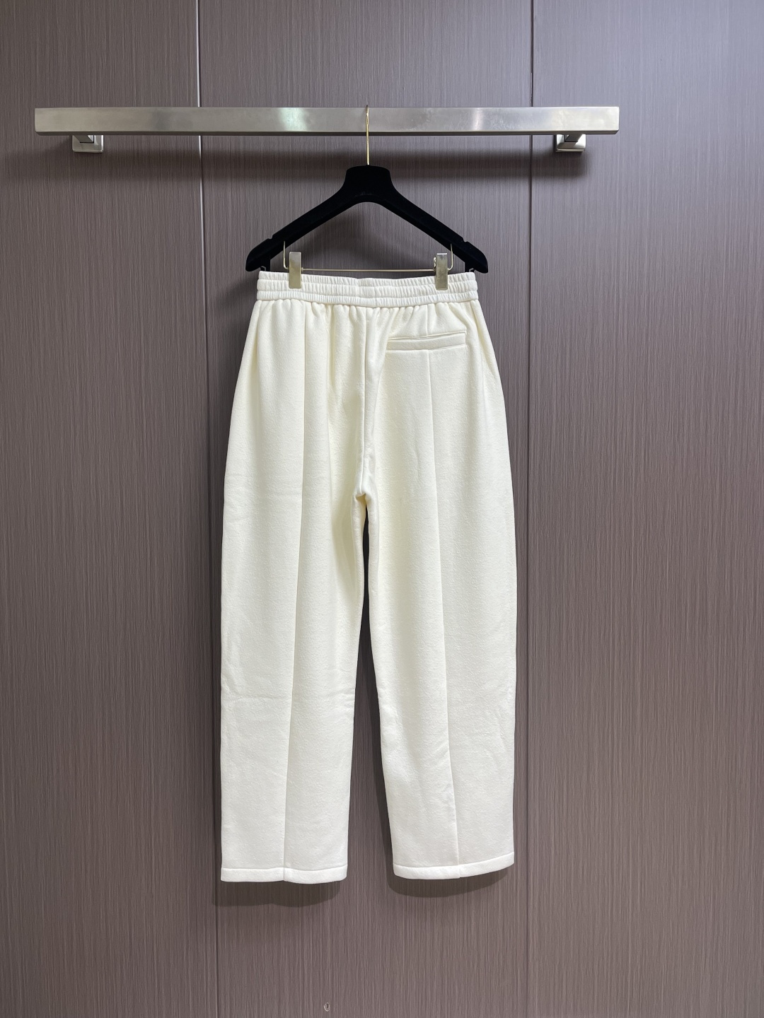 BV 这款白色泡芙阔腿裤，是意式奢潮与舒适穿着的完美结合。甄选软糯的泡芙质感面料，触之如云朵般蓬松亲肤，