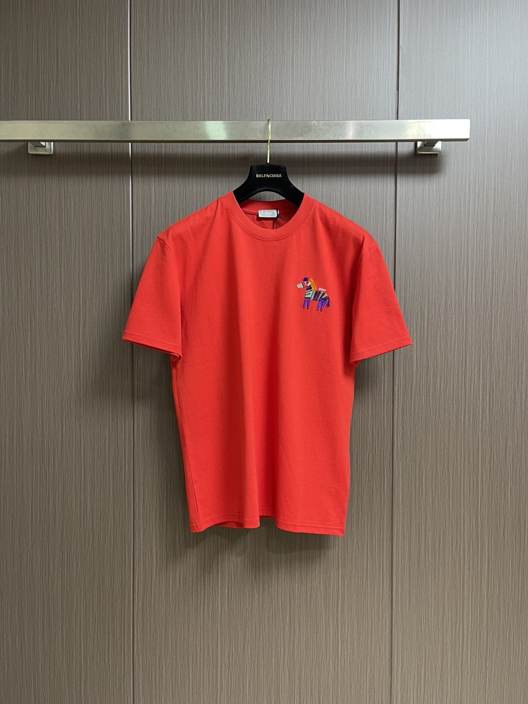 NO:690701,Dior 2026ss new spring and summer limited-edition embroidered short-sleeved T-shirt for the Year of the Horse. Double yarn pure cotton fabric. Diversified matching is the current innovative trend at the forefront of fashion. The collision of retro and modern elements, extreme violent aesthetics, fashion matching, complete three standards. Sizes S-XL. S size. Shoulder width 56.5. Bust 106. Length 70. M size. Shoulder width 58. Bust 110. Length 72. L size. Shoulder width 60.5. Bust 114.  Length 74 XL, shoulder width 62, bust 118, length 76, dior, T-shirt, tees, t-shirt,19860909Dior 2026ss春夏新款马年限定刺绣短袖T恤 双纱纯棉面料 多元化搭配 是眼下时尚前沿的创新趋势 复古与现代化元素的碰撞极端的暴力美学 时尚搭配 三标齐全.尺码S-XL  S码肩宽56.5 胸围106 衣长70 M码 肩宽58 胸围110 衣长72 L码肩宽60.5 胸围114 衣长74 XL码 肩宽62 胸围118 衣长76,,dior,T-shirt,tees，t-shirt,,Men's clothing