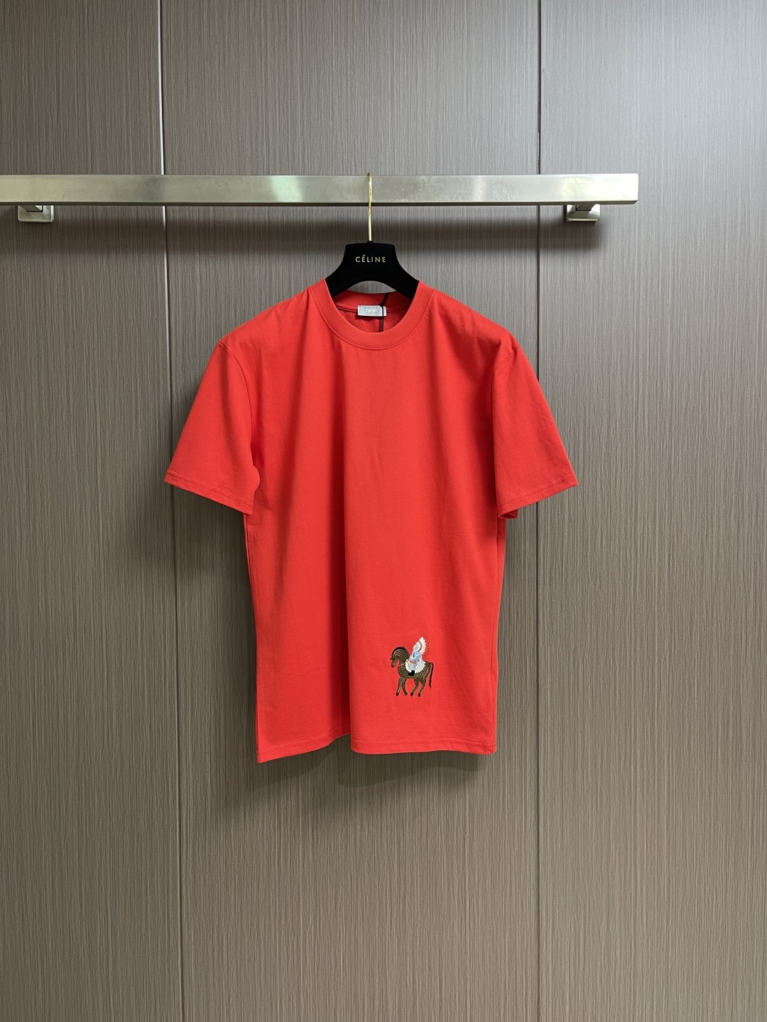 NO:690704,DIOR  The short-sleeved T-shirt with equestrian embroidery letter printing on the hem is made of imported heavyweight double-strand pure cotton fabric. The texture is soft, thick and tough. It has excellent sweat-absorbent breathability and wrinkle resistance. It is not easy to pill and deform for daily wear, and has both texture and comfort.  ; The neckline adopts a classic round neck design, and the high-elastic ribbing is made with exquisite craftsmanship. It fits the neck without tightening the skin and remains stiff and does not deform after multiple washings; the left side of the body is decorated with exquisite equestrian logo embroidery, using multi-color silk thread three-dimensional embroidery technology, pattern pattern  It is clear and layered, and the hot stamping process on the back is delicate and firm, and the front and rear designs echo each other, highlighting the brand's classic tonality and trendiness; the overall shape is a loose shoulder cut, which is highly tolerant to all body shapes and can easily create an oversize casual style. The same style for men and women is suitable for various matching scenarios; the sewing process strictly follows the brand's craft standards, with smooth shoulder line splicing, flat side seams, fine and even stitching, and exquisite and firm overlocking technology on the cuffs and hem. Sizes S-XL  S size shoulder width 56.5, chest size 106, length 70 size M, shoulder width 58, chest size 110 length 72, size L shoulder width 60.5 size, chest size 114 length 74, size19860909DIOR 下摆马术刺绣字母印花短袖T恤,采用进口重磅双股纯棉面料,质地软糯厚实且富有韧性,具备出色的吸汗透气性能与抗皱性,日常穿着不易起球变形,质感与舒适度兼具；领口采用经典圆领设计,高弹罗纹收边工艺精湛,贴合颈部不勒肤,多次洗涤仍能保持挺括不变形；衣身左侧饰有精致马术徽标刺绣,采用多色丝线立体绣工艺,图案纹理清晰、层次富,后背搭配烫印工艺细腻牢固,前后设计呼应,彰显品牌经典调性与潮流感；整体版型为宽松落肩剪裁,对各类身形包容性极强,轻松打造oversize随性穿搭风格,男女同款适配多种搭配场景；缝制环节严格遵循品牌工艺标准,肩线拼接流畅、侧缝平整,针脚细密均匀,袖口与下摆的锁边工艺精致牢固.尺码S-XL  S码肩宽56.5 胸围106 衣长70 M码 肩宽58 胸围110 衣长72 L码肩宽60.5 胸围114 衣长74 XL码 肩宽62 胸围118 衣长76,,dior,versace,T-shirt,tees，t-shirt,,Men's clothing