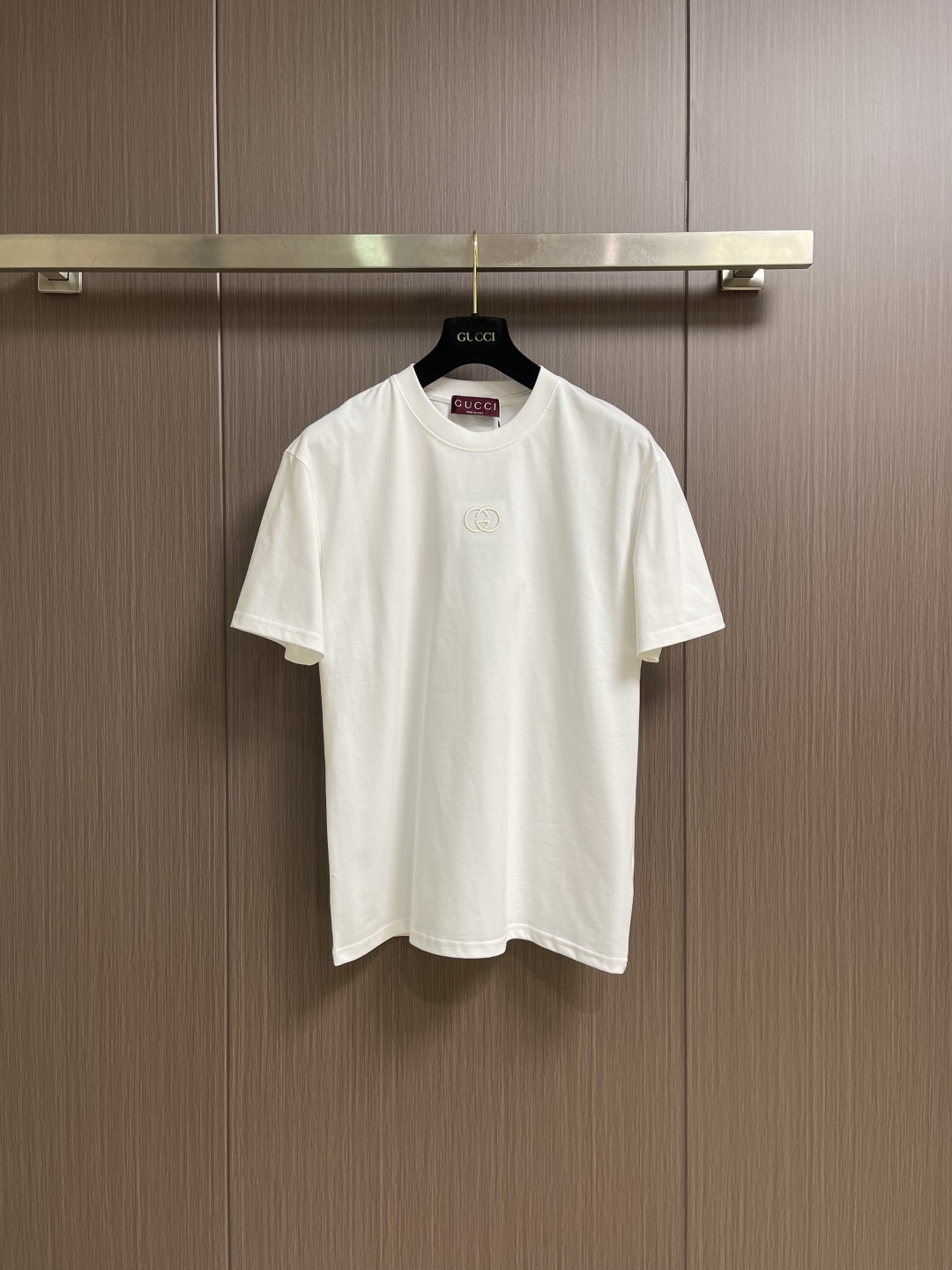 NO:690706,Gucci Double G embroidered knitted cotton short-sleeved T-shirt, made of 15S special woven compact cotton fine velvet knitted fabric, which balances soft skin-friendly feel and moderate skinny feel. The compact spinning technology reduces the hairiness of the yarn, and the fabric presents a delicate and smooth surface texture. It is combined with a slight sanding treatment to give it a soft and waxy touch like fine velvet. Sizes S-XL S size shoulder width 56.5, chest size 106, length 70 M size, shoulder width 58, chest size 110  Length 72, L size, shoulder width 60.5, bust 114, Length 74, XL size, shoulder width 62, bust 118, length 76, gucci, T-shirt, tees, t-shirt,19860909Gucci 双G刺绣针织棉短袖T恤,采用15S特纺紧密棉细绒针织面料,平衡柔软亲肤感与适度骨感.紧密纺技术使纱线毛羽减少,面料呈现细腻光洁的表面肌理.配合轻微磨毛处理,赋予其细绒般丰糯触感.尺码S-XL  S码肩宽56.5 胸围106 衣长70 M码 肩宽58 胸围110 衣长72 L码肩宽60.5 胸围114 衣长74 XL码 肩宽62 胸围118 衣长76,,gucci,T-shirt,tees，t-shirt,,Men's clothing