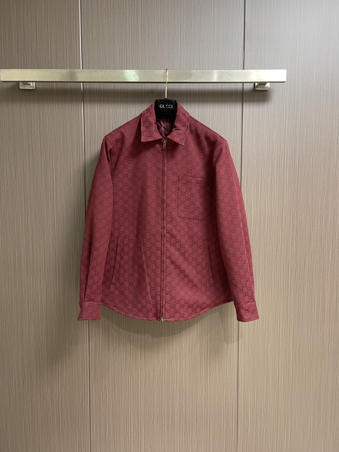 NO:683210,Gucci 2026SS early spring new style lapel zipper cotton jacket, high-quality texture, crisp and stylish, loose-fitting lapel jacket style, two-way zipper placket adjustment, simple and fashionable tailoring, double G jacquard all over the body, low-key and high-end overall, diamond pattern pressing + down cotton filling on the inside, warm performance~, the inner pocket is echoed by the zipper logo, loose silhouette, and can be worn to accommodate the body shape. Sizes S-XL S size bust 118  Shoulder Width 48.5 Length 73.5 Medium Bust 122 Shoulder Width 50 Length 75 L Bust 126 Shoulder Width 51.5 Length 76.5 XL Bust 130 Shoulder Width 53 Length 78,,gucci,jackets & coats,down jacket,19860909Gucci 2026SS早春新款翻领拉链棉服外套,质感高级,挺括有型,翻领宽松廓形外套版型,双向拉链开襟调节,裁剪简约时尚,通体双G提花满印,整体低调高级,内里菱格纹压＋羽绒棉填充,保暖性能～,内侧口袋以拉链徽标呼应,宽松廓形,穿搭包容身型.尺码S-XL S码 胸围118 肩宽48.5 衣长73.5 M码胸围122 肩宽50 衣长75 L码 胸围126 肩宽51.5 衣长76.5 XL码胸围130 肩宽53 衣长78,,gucci,jackets & coats,down jacket,,Men's clothing