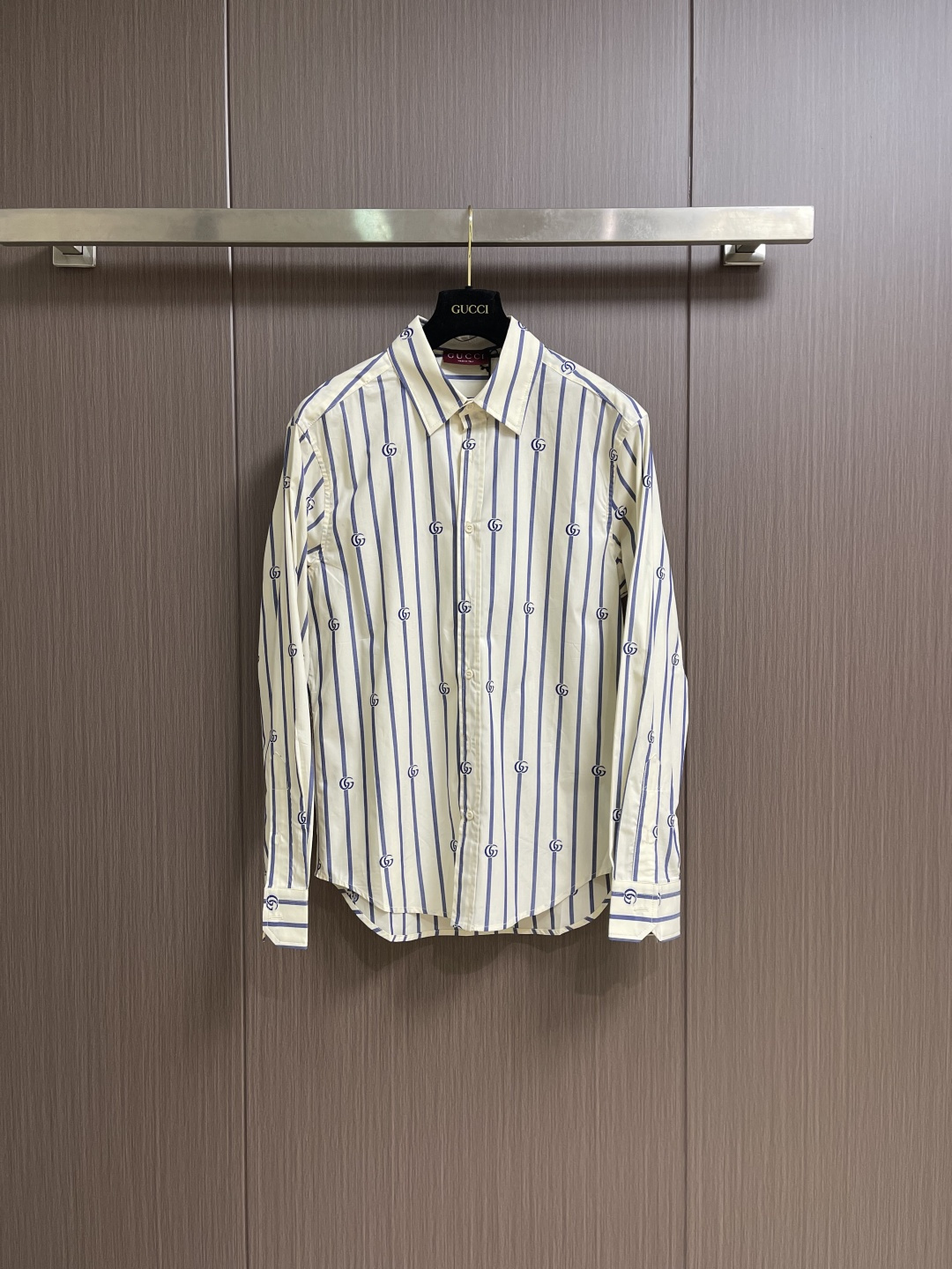 NO:690695,GUCCI striped cotton poplin long-sleeved shirt, 2026ss early spring men's series, is a journey of inheritance and innovation rooted in the classics of the Gucci brand. This regular fit shirt is crafted from light blue striped cotton poplin and decorated with Gucci shredded fabric details, highlighting the timeless exquisite style. Sizes S-XL S size bust 110 shoulder width 50 length 74 M size bust 112 shoulder width 51.5 length 75.5  L size, bust 114, shoulder width 53, clothing length 77, XL size bust 116, shoulder width 54.5, clothing length 78.5,,gucci,shirts,19860909GUCCI 条纹棉府绸长袖衬衫,2026ss早春男士系列,是一场根植于Gucci品牌经典的传承与创新之旅.这款常规版型衬衫采用浅蓝色条纹棉府绸匠心打造,饰以Gucci切丝面料细节,彰显历久弥新的精致格调.尺码S-XL S码 胸围110 肩宽50 衣长74 M码胸围112 肩宽51.5衣长75.5 L码 胸围114 肩宽53 衣长77 XL码胸围116 肩宽54.5衣长78.5,,gucci,shirts,,Men's clothing
