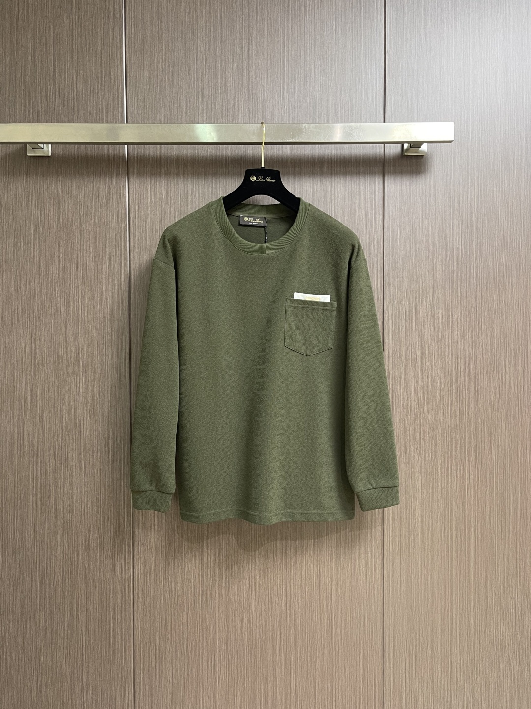 NO:690679,LP Loropiana 2026ss early spring new long-sleeved T-shirt bottoming shirt, in full condition!  Designed with chest logo pocket!  The upper body is comfortable and breathable, not stiff, and the whole body has a rich three-dimensional sense. Quality export order, customized exclusive long-staple cotton fabric tailoring, to meet the simple needs of commuters for dressing. Sizes M-3XL, loro piana, loro piana, tees, t-shirt,19860909LP Loropiana 2026ss早春新款长袖T恤打底衫,全品相！采用胸前logo口袋 设计！上身舒适透气,不僵硬,整体有着丰富的立体感,品质出口订单,定制专属长绒棉面料剪裁,满足通勤人们对于着装的简约需求.尺码M-3XL,,loro piana,loro piana,tees，t-shirt,,Men's clothing