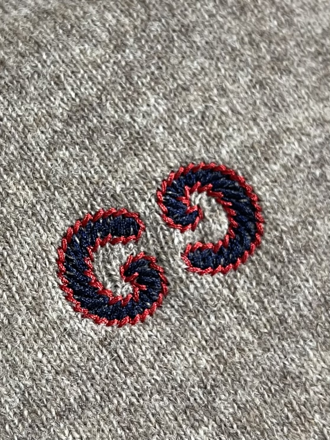 GUCCI GG花驼色全羊毛套头针织毛衣，甄选100％意大利进口羊毛面料，纤维细腻柔软，保暖性与透气性兼