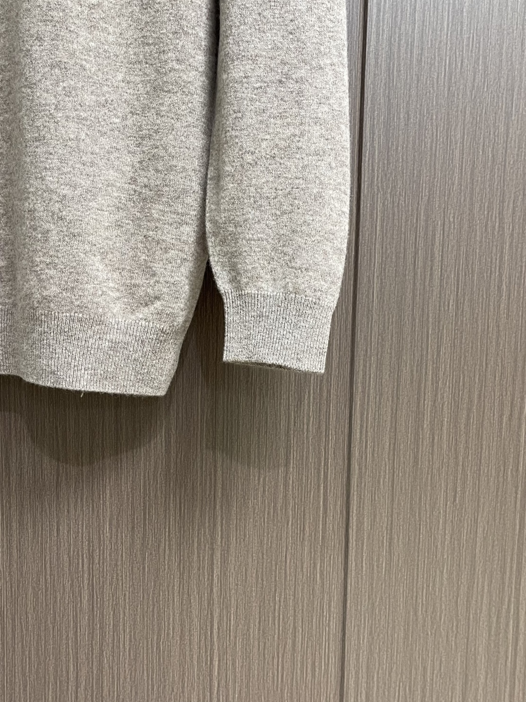 GUCCI GG花驼色全羊毛套头针织毛衣，甄选100％意大利进口羊毛面料，纤维细腻柔软，保暖性与透气性兼