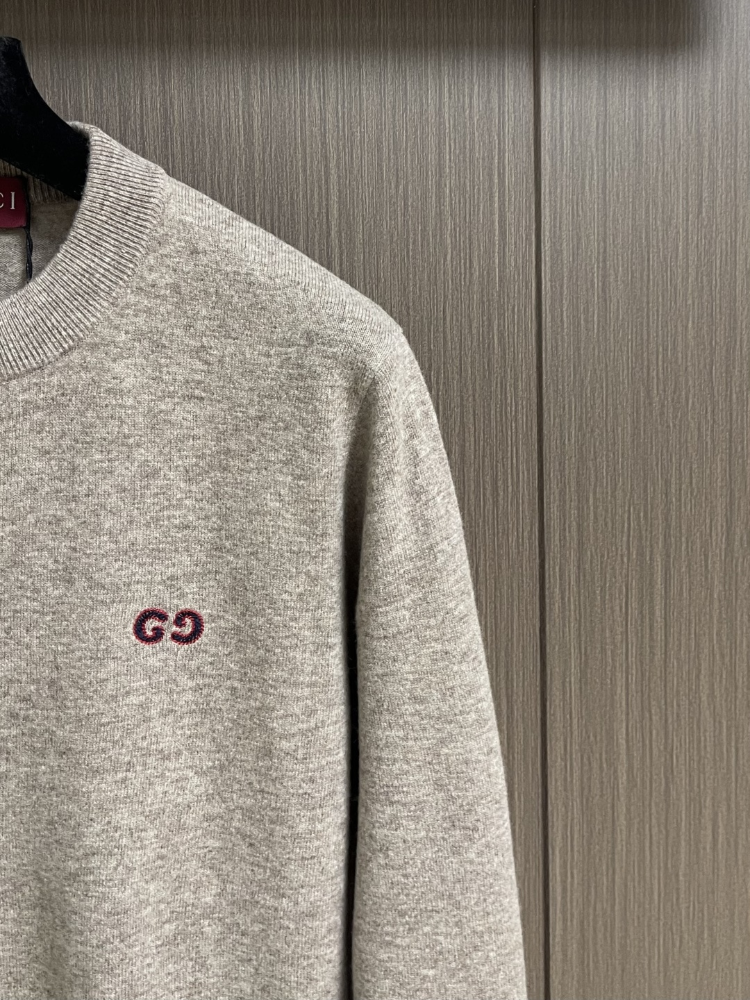 GUCCI GG花驼色全羊毛套头针织毛衣，甄选100％意大利进口羊毛面料，纤维细腻柔软，保暖性与透气性兼