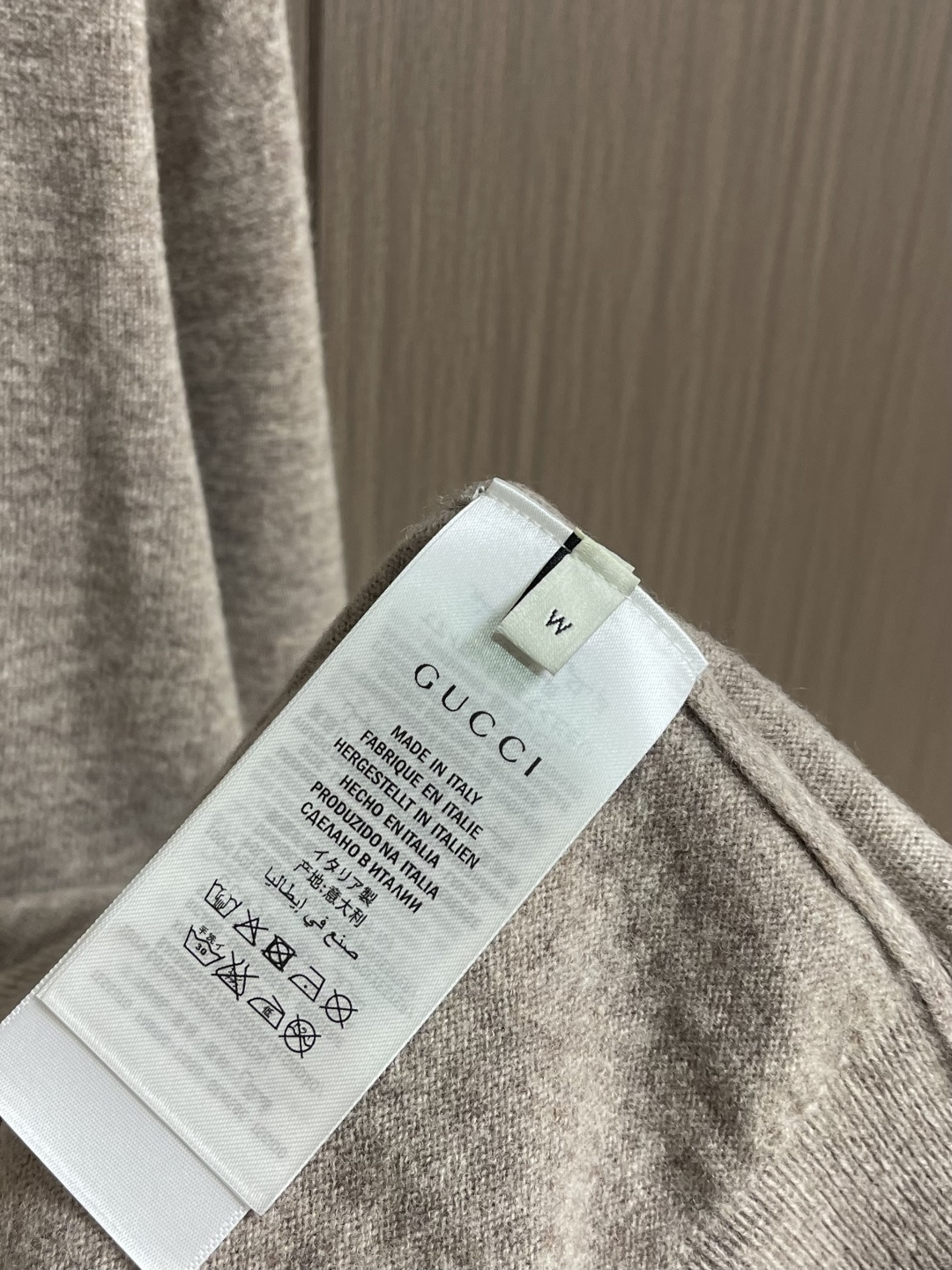 GUCCI GG花驼色全羊毛套头针织毛衣，甄选100％意大利进口羊毛面料，纤维细腻柔软，保暖性与透气性兼