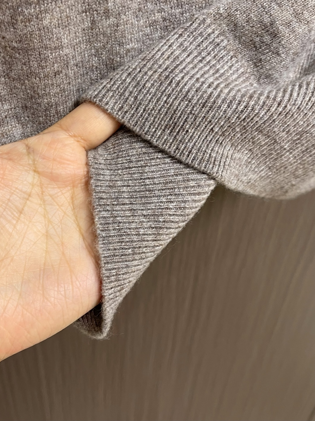 GUCCI GG花驼色全羊毛套头针织毛衣，甄选100％意大利进口羊毛面料，纤维细腻柔软，保暖性与透气性兼