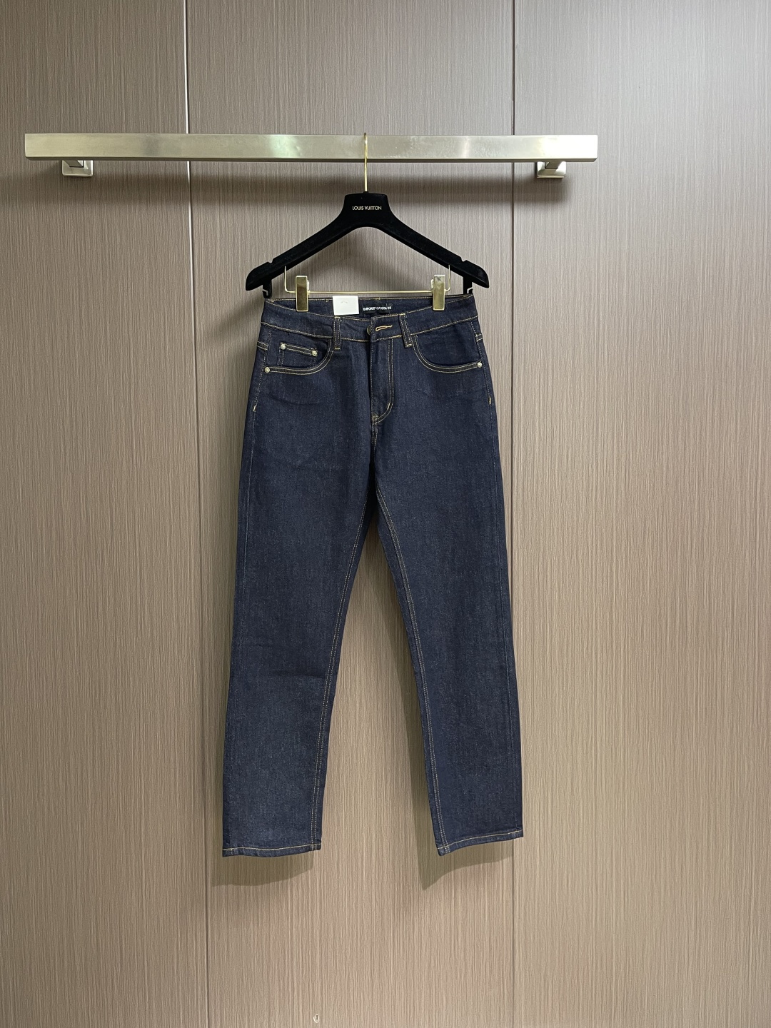 NO:683173,Emporio Armani EA 2026FW slim jeans, early spring new model, shipped from the factory. Imported denim fabric, slightly elastic, naturally slim and slim. Soft and delicate feel, mid-waist, classic five pockets. Three-dimensional tailoring shows perfect shaping. Customized leather hardware logo, super western style, high-end appearance. Double hook stitching, exquisite workmanship, details show quality. Size 28-40 No 35 37  39,,armani,jeans,19860909Emporio Armani EA 2026FW 修身牛仔裤、早春新款,代工厂出货.进口牛仔布面料、略带弹性、自然修身显瘦.手感柔软、细腻、中腰、经典五口袋.立体剪裁展现完美塑形.客供定制皮质五金Logo,超级洋气、高端品相.双勾线缝制、工艺精湛、细节显品质.尺码28-40 无35 37 39,,armani,jeans,,Men's clothing