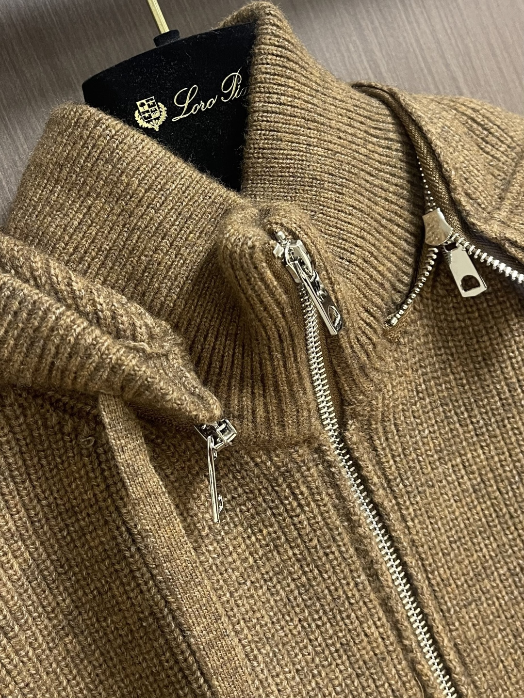 lP🆕 LoroPiana 诺悠翩雅 2025FW男士秋冬羊毛混纺拉链连帽针织毛衣，帽子可以拆卸 上身修