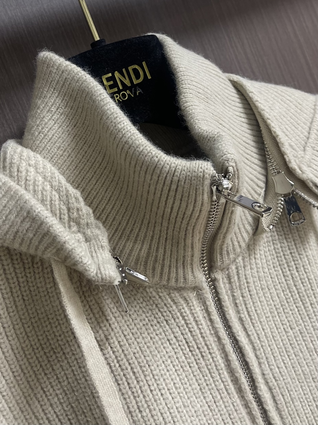 lP🆕 LoroPiana 诺悠翩雅 2025FW男士秋冬羊毛混纺拉链连帽针织毛衣，帽子可以拆卸 上身修