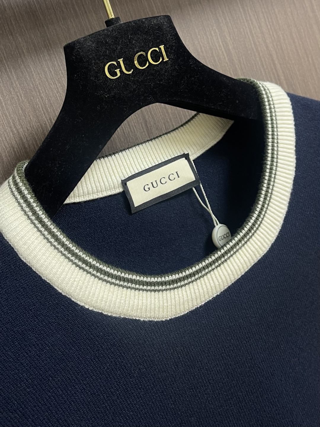 GUCCI 2025ss秋冬新款针织圆领毛衣，手感细腻柔软，可直接与肌肤接触，让暖心的纱线变化出细腻的质
