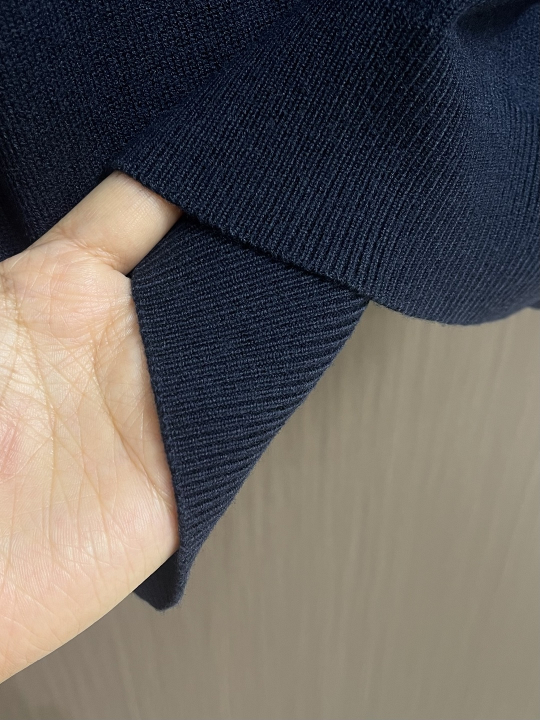 GUCCI 2025ss秋冬新款针织圆领毛衣，手感细腻柔软，可直接与肌肤接触，让暖心的纱线变化出细腻的质