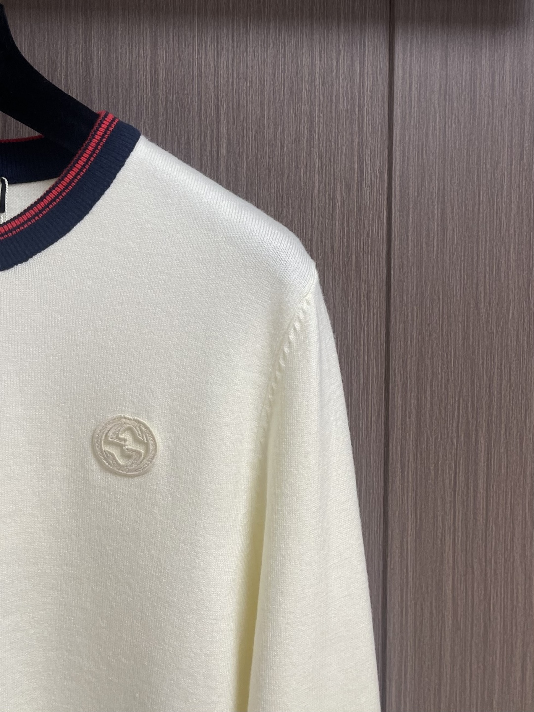 GUCCI 2025ss秋冬新款针织圆领毛衣，手感细腻柔软，可直接与肌肤接触，让暖心的纱线变化出细腻的质