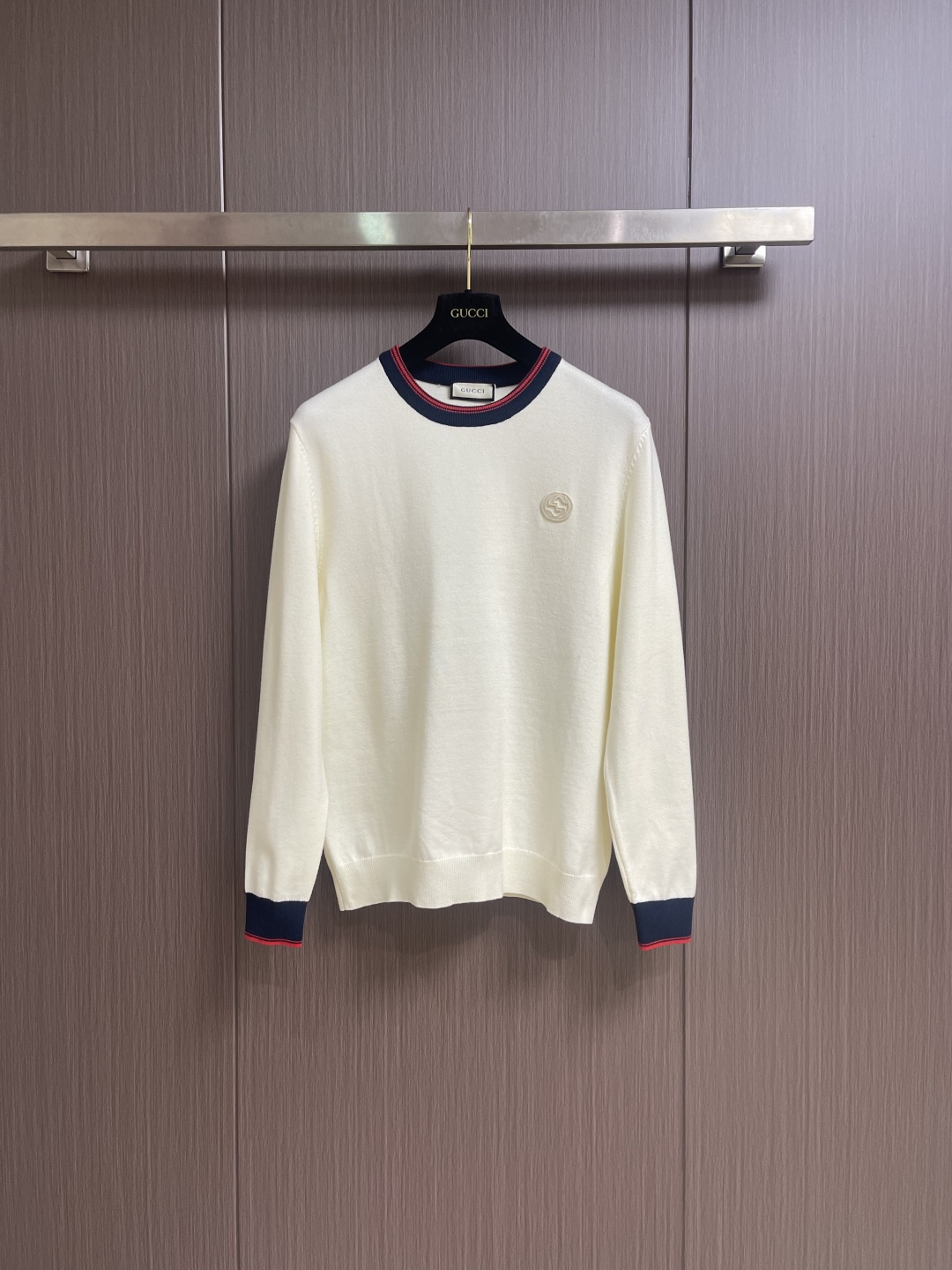 GUCCI 2025ss秋冬新款针织圆领毛衣，手感细腻柔软，可直接与肌肤接触，让暖心的纱线变化出细腻的质